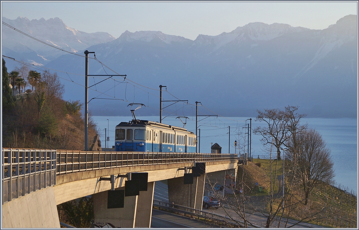 Der MOB ABDe 8/8 4004 FRIBOURG auf der Fahrt Richtung Montreux beim Überqueren der A9 bei Châtelard VD. 

22. Jan. 2019