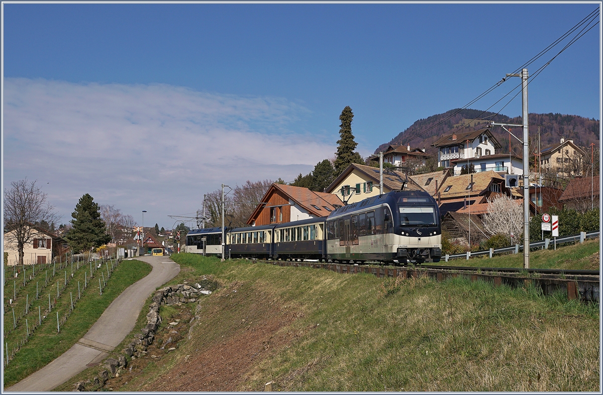Der MOB Alpina ABe 4/4 93.01 und ein weiterer sind bei Planchamp mit dem arg gekürzten MOB Belle Epoque Zug von Zweisimmen nach Montreux unterwegs. 

17. März 2020