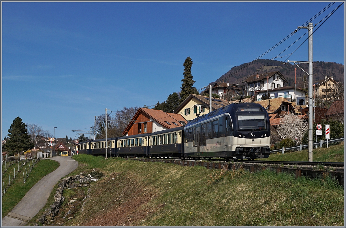 Der MOB Alpina ABe 4/4 93.01 und ein weiterer sind bei Planchamp mit dem MOB Belle Epoque Zug von Zweisimmen nach Montreux unterwegs. 

16. März 2020