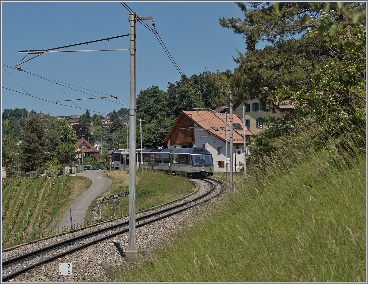 Der MOB Ast 117 in der neuen MOB Farbgebung an einen MOB Panoramic Express auf der Fahrt in Richtung Zweisimmen bei Planchamp.

21. Mai 2020