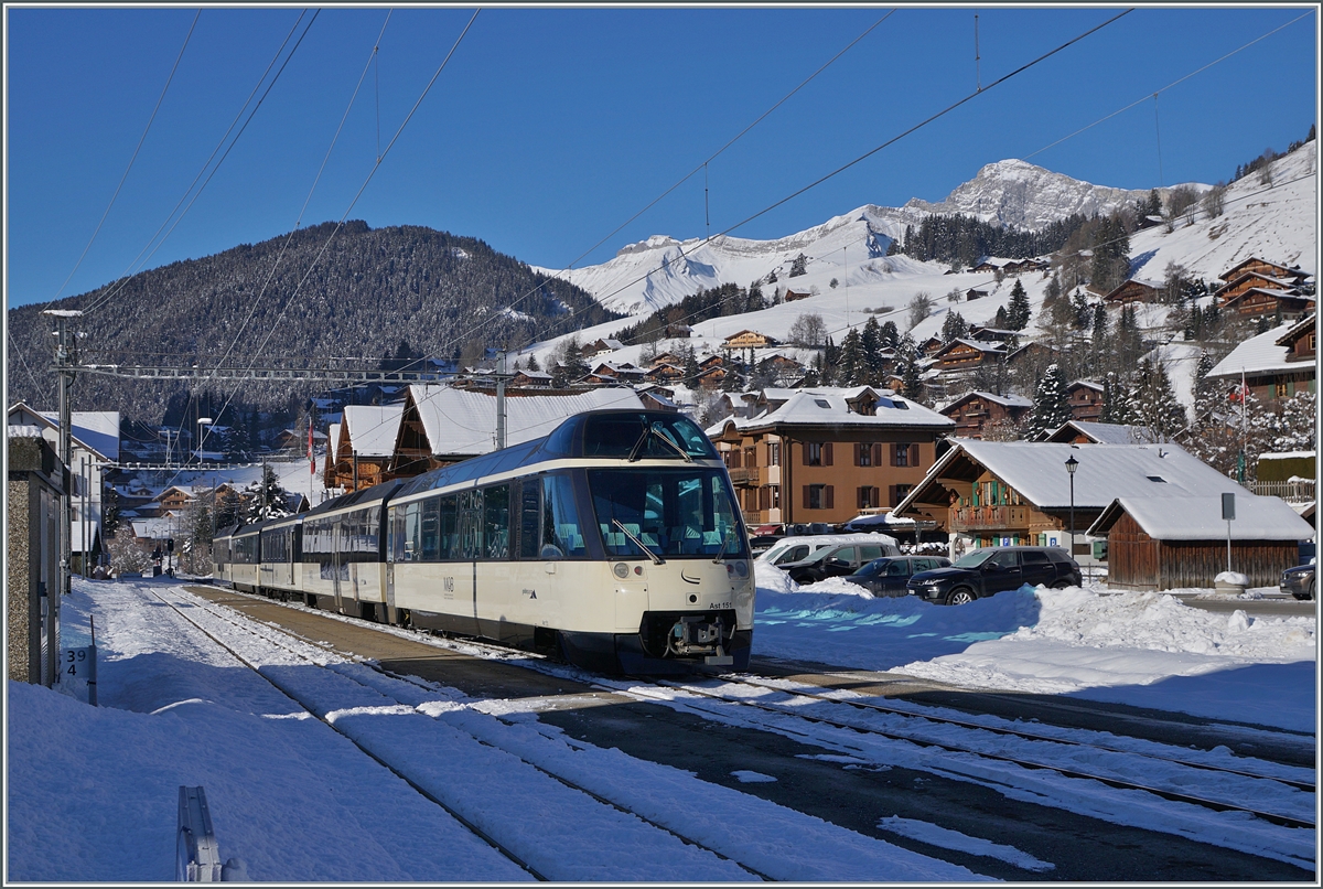 Der MOB Ast 151 am Schluss eines MOB Regionalzugs von Zweisimmen nach Montreux in Rougemont. 

11. Januar 2021