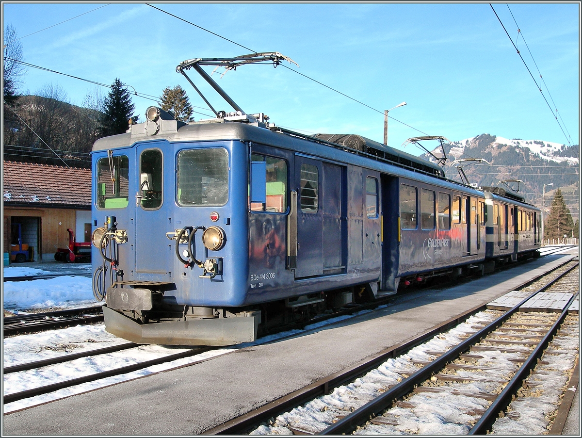 Der MOB BDe 4/4 3006 und eine weiterer im noch nicht umgebauten Bahnhof von Gstaad.
15. Jan. 2007