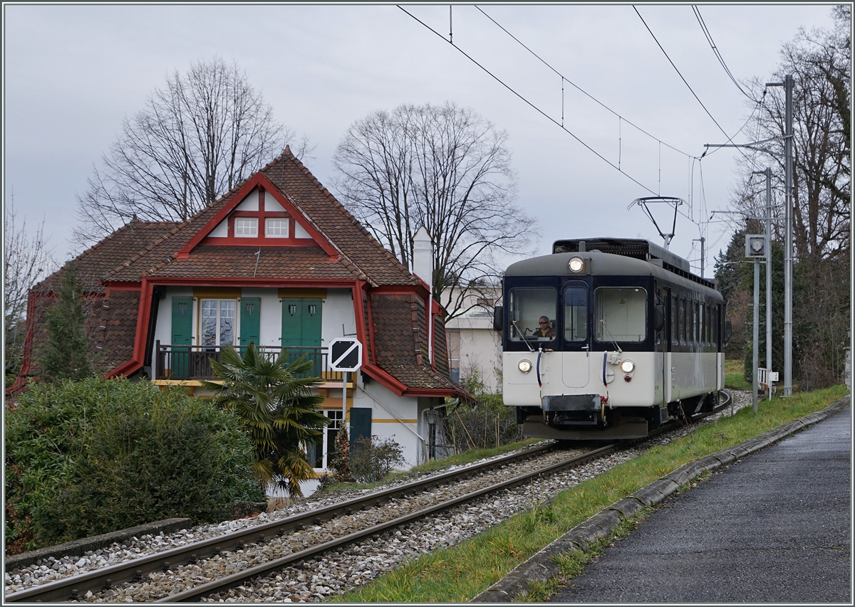 Der MOB Be 4/4 1006 (ex Bipperlisi) als Regionalzug 2323 bei Planchamp. 
4. Feb. 2016
