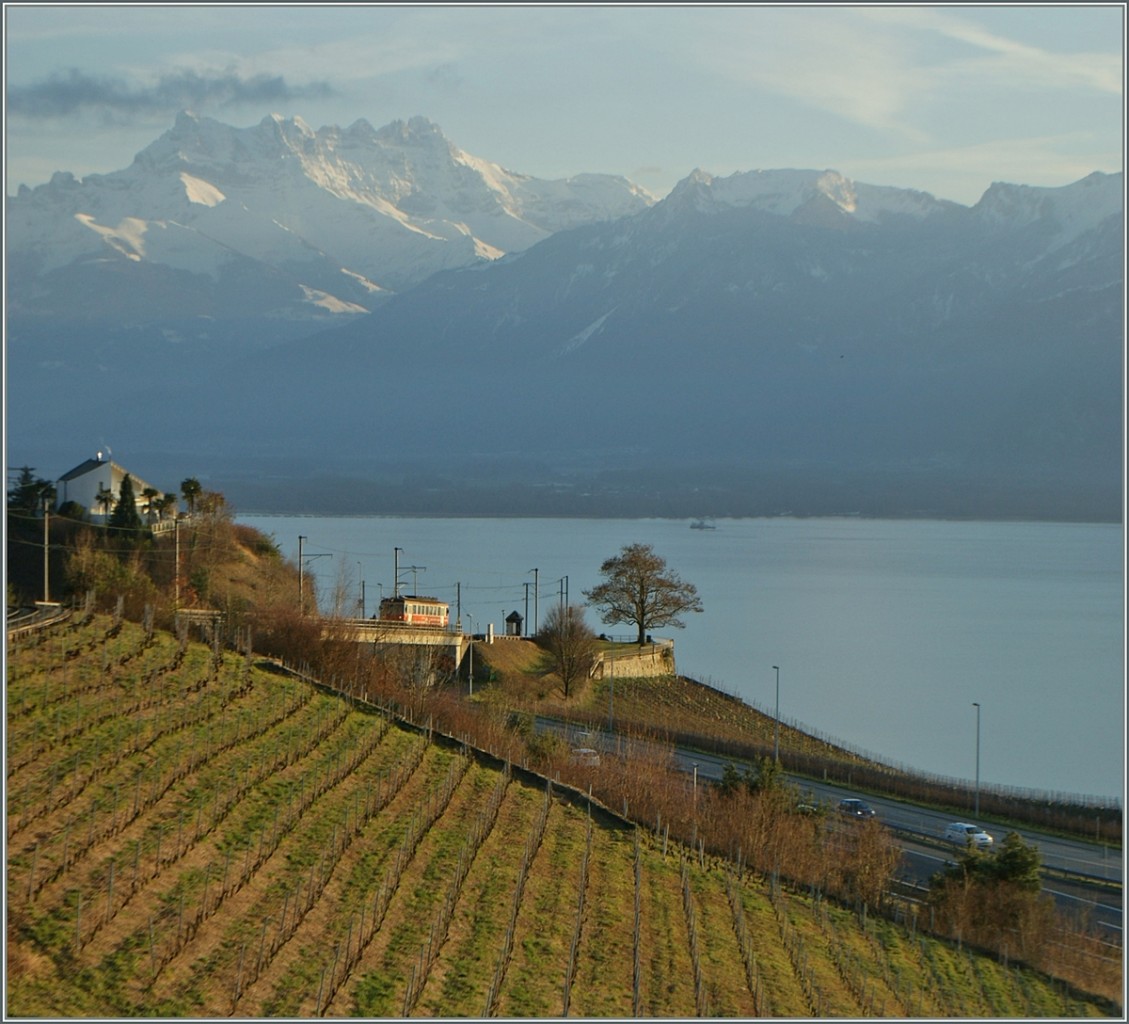 Der MOB Be 4/4 1007 (ex SNB/OJB  Bipperlisi ) als Regionalzug 2352 Montreux Les Avants Kurz nach der kleinen Haltestelle Le Ch�telard (VD). 
17. Feb. 2014