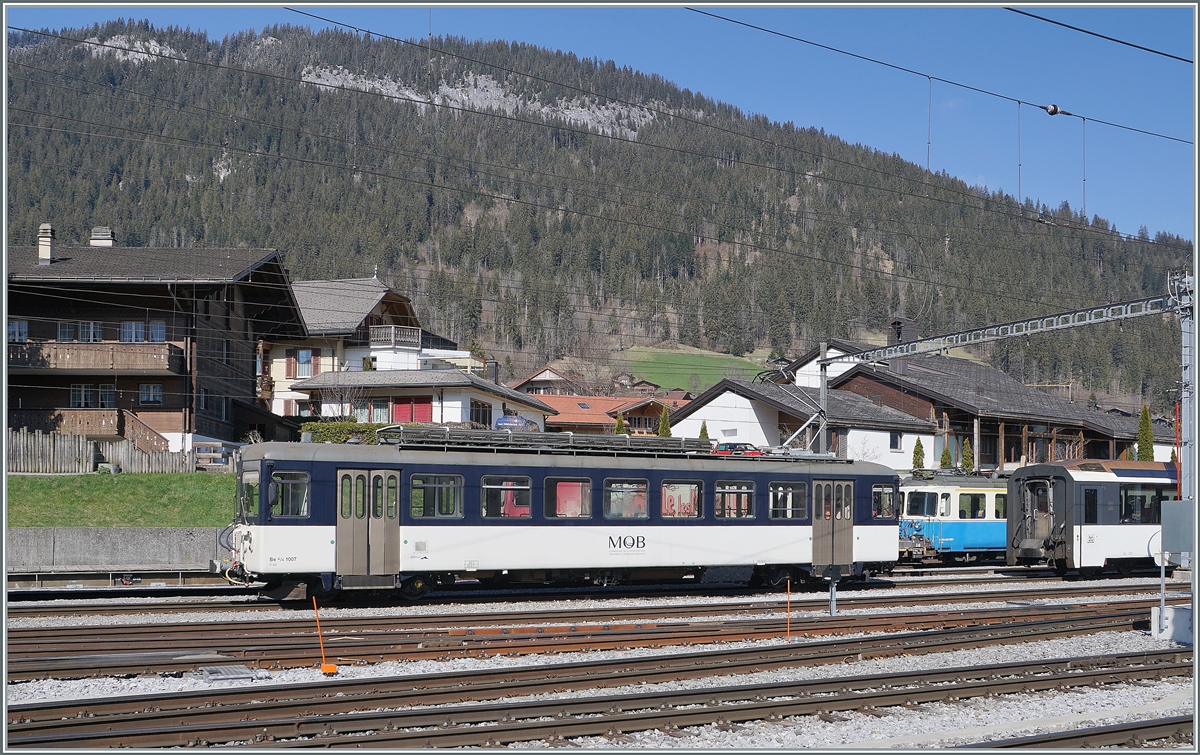 Der MOB Be 4/4 1007 ex asm  Biperlisi  macht sich bereit die mittäglichen Halbstundentaktzüge von Zweisimmen nach der Lenk zu übernehmen. 

14. April 2021