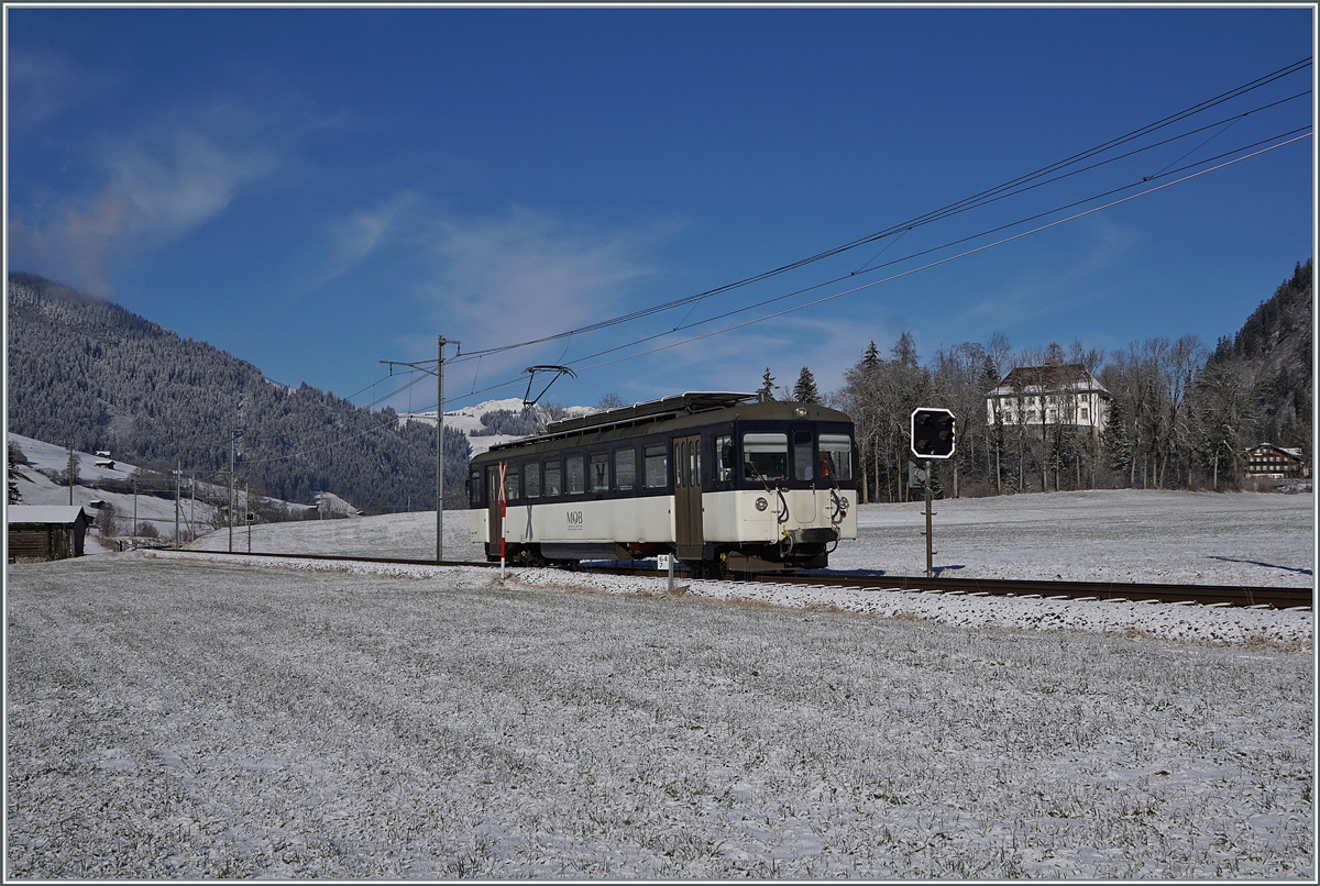 Der MOB Be 4/4 1007 (ex  Bipperlisi ) ist als Regionalzug 2524 zwischen Blankenburg und Stöckli bei Kilometer 64.7 von Zweisimmen nach der Lenk unterwegs.

3. Dezember 2020 