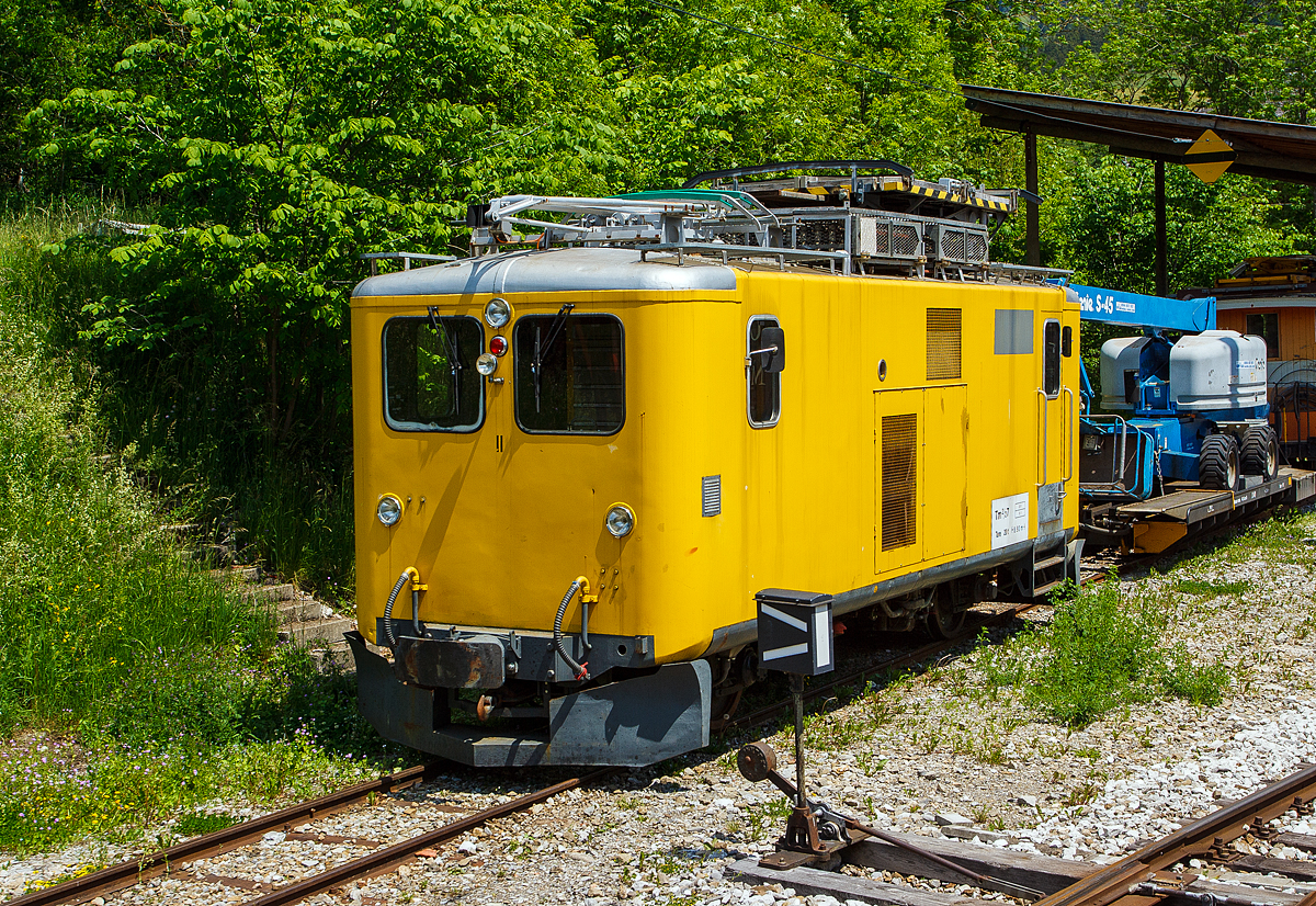Der MOB Fahrleitungs-Turmtriebwagen Tm 2/2 - 7 (ex RhB Xm 2/2 9914) abgestellt am 28.05.2012 in Château d'Oex, aufgenommen aus fahrendem Zug. Dahinter der vierachsige Spezialtransportwagen Baudienst  X 41(ex  Ua 851) beladen mit einer selbstfahrenden Teleskoparbeitsbühne Genie S-45, sowie dahinter der 1908 gebaute Fahrleitungsmontagewagen X1  Le caquelon .

Der Fahrleitungs-Turmtriebwagen wurde 1903 als RhB F 511 gebaut, 1911 erfolgte die Umzeichung in RhB F 4011, 1950 erfolgte dann der Umbau zum Fahrleitung Turmtriebwagen RhB Xm 2/2 9914.

Der Triebwagen (bzw. Traktor) besitzt beidseitig eine Kabine für stehende Bedienung, eine Höhenverstellbare Arbeitsbühne 360° drehbar und einen Saurer BXD 4 Zylinder-Dieselmotor mit 110 kW Leistung. 

Die MOB (Montreux–Berner Oberland-Bahn) kaufte ihn dann 2007 von der RhB, 2009 erfolgte die Inbetriebnahme mit neuer Bezeichnung Tm 2/2 7. Er bleibt für den SE (Sécurité et Energie) in Château d'Oex stationiert. Wegen fehlender Magnetschienenbremse ist er nur für den Streckenabschnitt Montbovon - Lenk zugelassen.

TECHNISCHE DATEN:
Anzahl Fahrzeuge: 1
Spurweite: 1.000 mm
Achsformel: B
Länge über Puffer: 8.800 mm
Achsabstand: 4.400 mm
Treibraddurchmesser: 850 mm (neu)
Breite: 2.580 mm
Höhe: 4.030 mm
Höchstgeschwindigkeit: 55 km/h (60 km/h Schleppfahrt)
Dieselmotor: 4 Zylinder Saurer BXD 
Leistung: 110 kW
Dienstgewicht: 20.00 t
Max. Zuladung: 2 t
Ladefläche: 2 m²
