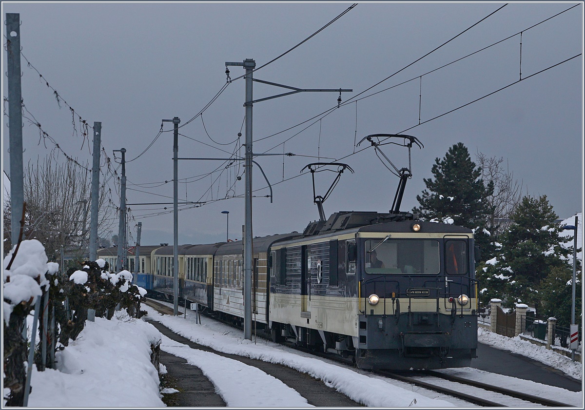 Der MOB GDe 4/4 6004  Interlaken  mit einem gemischten Reisezug bei Planchamp.
23. Jan 2017