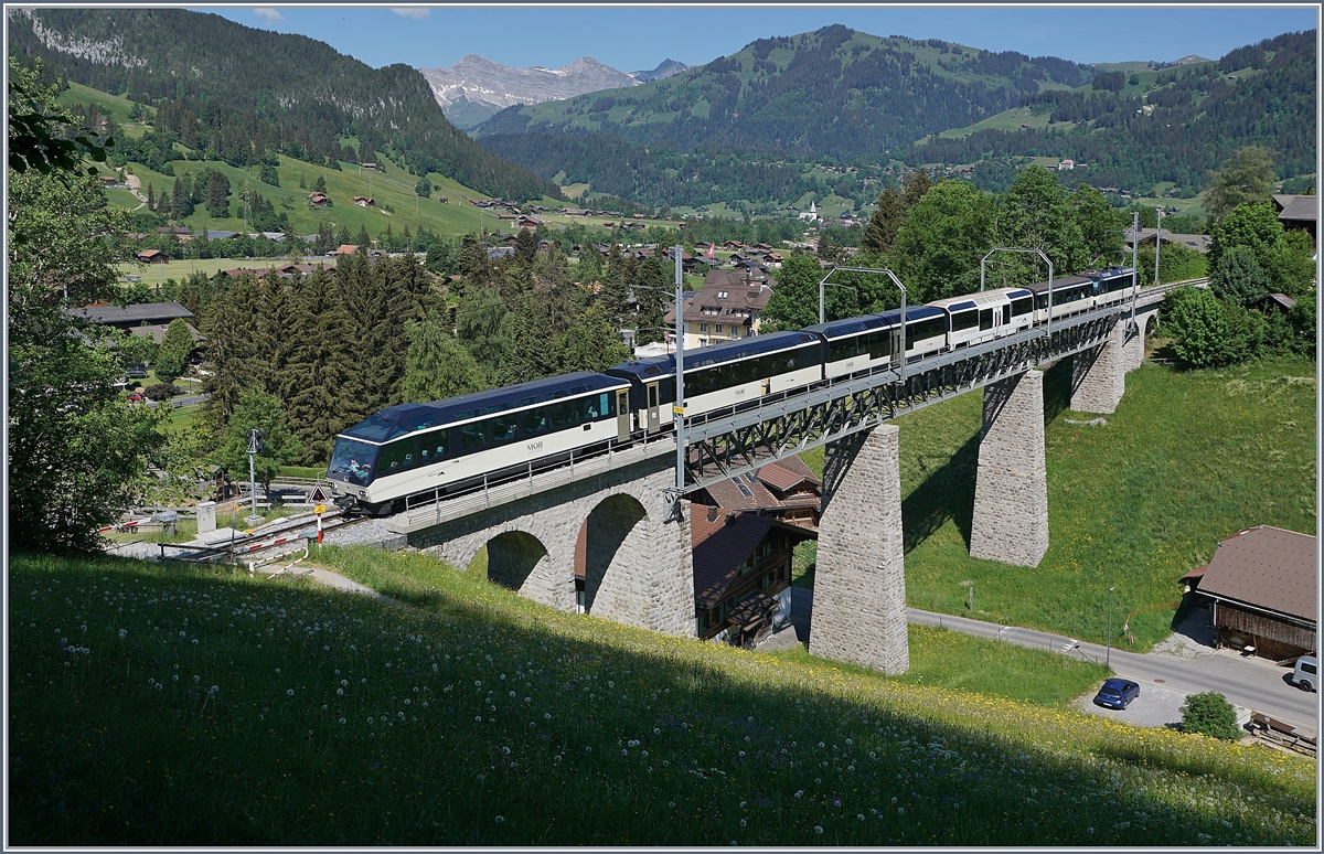 Der MOB GoldenPass Panoramic 2115 mit führendem Ast 117 überquert die 109 Meter lange Grubenbach Brücke kurz vor der Ankunft in Gstaad. 

2. Juni 2020