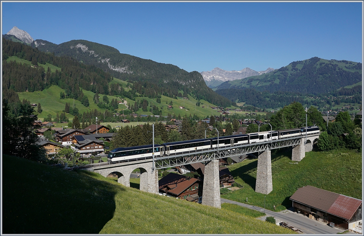 Der MOB GoldenPass Panoramic PE 2112 mit Ast 117 am Schluss überquert die 109 Meter lange Grubenbach Brücke kurz nach der der Ankunft in Gstaad. 

2. Juni 2020