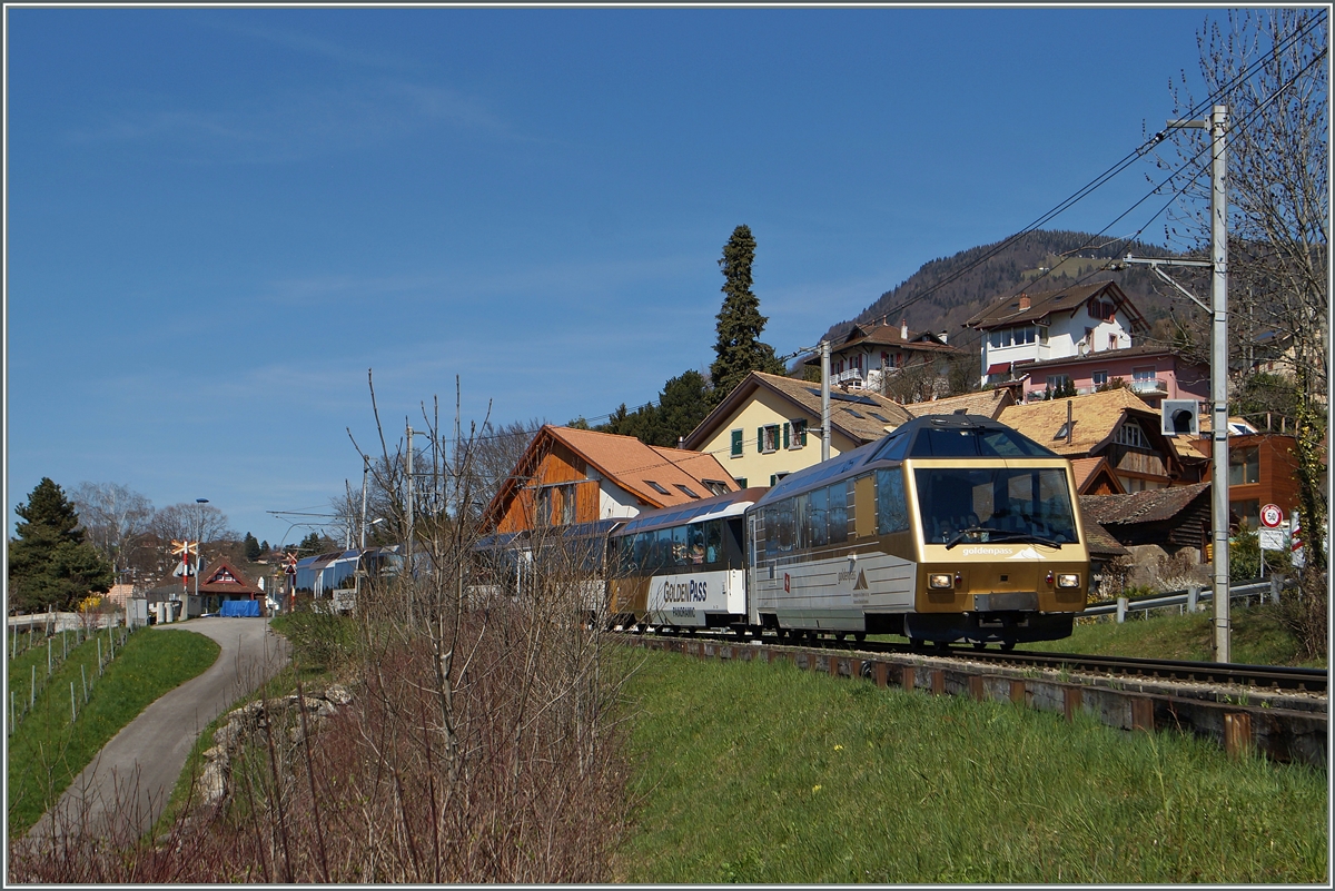 Der MOB Panormaic-Express 2119 von Zweisimmen nach Montreux bei Les Planches. 
6. April 2015 
