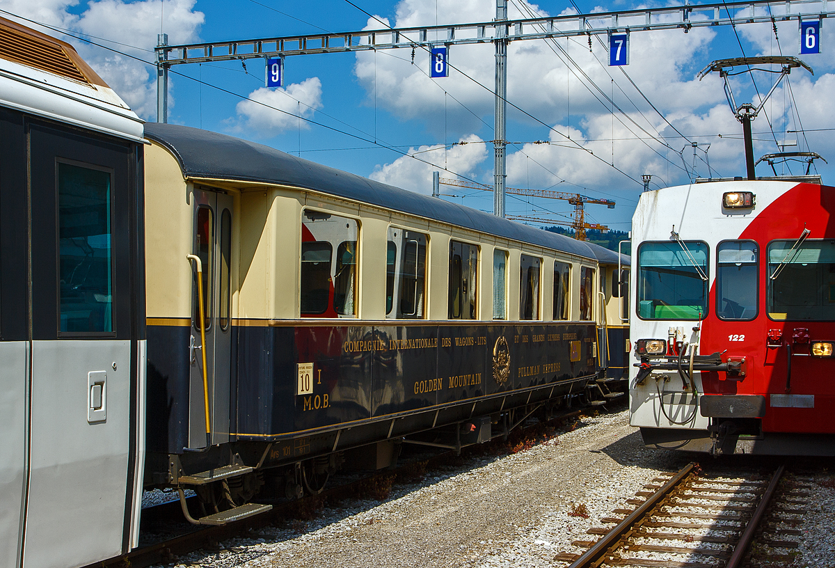 Der MOB Pullman Salonwagen Ars 101 steht am 28.05.2012 eingereiht in einem MOB Panoramic Express im Bahnhof Bulle (Kanton Freiburg). 

Mit dem Golden Mountain Pullman Express verkehrte in der Schweiz sogar ein CIWL Pullmanzug auf Meterspur. Diesem luxuri�sen Zug war leider kein Erfolg beschieden, da seine Einf�hrung in der Sommersaison des Jahres 1931 in die beginnende Weltwirtschaftskrise fiel, man hatte kein Geld mehr f�r Urlaubsfahrten in Luxusz�gen.

Am 14.6.1931 wurden die vier Pullman-Wagen bei der MOB eingeweiht und ab dem folgenden Tag im Sommerfahrplan 1931 eingesetzt. Sie tanzten nur einen Sommer. Bereits mit Ende des Sommerfahrplans im September 1931 war, nach nur drei Monaten, auch das Ende des fahrplanm��igen Einsatzes dieser Wagen gekommen. Im Jahr 1932 gab es dann noch vereinzelte Sonderfahrten mit den Pullmanwagen.

Die CIWL hatte im Jahre 1931 f�r die vier Wagen 371.413 Franken bezahlt, im Herbst 1938 bot sie die Wagen der RhB an, die von dieser zum St�ckpreis von 30.000,– Franken gekauft wurden.

Zus�tzlich liefen in diesem Zug zwei MOB eigene Salonwagen, einer ist dieser Ars 101. Der Wagen wurde 1931 AB4 101durch Umbau aus dem A4 83 (Baujahr 1914) gebaut, damals bekam er schon den CIWL Anstrich und Anschriften. Im Jahr 1956 bekam er einen normalen MOB Anstrich und wurde zum A 101 umgezeichnet. Neuen SIG Torsionsstabdrehgestelle, H�lsenpuffer und Leichtmetall-Au�ent�ren bekam er 1961. Ein weiterer Umbau erfolgte 1968, 8 Sitzpl�tze wurden entfernt und er bekam eine Bar (neue Anschrift: Golden Pass Voiture Bar), es erfolgte die Umzeichnung zum AR 101. Einen neuen Anstrich in dunkelblau / cr�me, mit Anschrift „Golden Mountain Pullman Express“ bekam er dann 1974. Eine Umbezeichnung zum Ars 101 erfolgte 1983. Im Jahr 1986 bekam er wieder den originalen CIWL (Compagnie Internationale des Wagons-Lits et des Grands Express Europ�ens) Anstrich, auch ein wiederentdecktes original CIWL-Emblem wurde montiert. Zudem erfolgte 2014 ein Umbau auf Druckluftleitungen.

TECHNISCHE DATEN eines Ars 101
Baujahr :1914 (SIG), Umbau 1930
Spurweite: 1.000 mm (Meterspur)
Achsanzahl: 4 (in 2 Drehgestellen)
L�nge �ber Puffer: 15.550 mm
Wagenkastenl�nge: 14.550 mm
Drehzapfenabstand: 9.800 mm
Achsabstand im Drehgestell: 1.800 mm
Drehgestell Typ: SIG, Torsionsstab
Laufraddurchmesser: 750 mm (neu)
Eigengewicht: 16,8  t
H�chstgeschwindigkeit: 80 km/h
Sitzpl�tze: 24 (in der 1. Klasse) 
WC: 1
