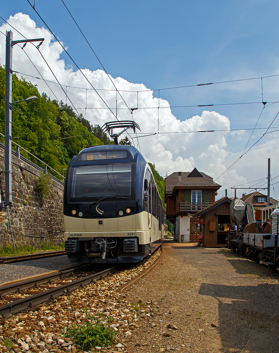 
Der MOB Regional nach Montbovon (R 2228) erreicht am 19.05.2018 den kleinen Bahnhof Chamby. Der Zugzielanzeiger zeigt zwar Zweisimmen an, aber zwischen Montbovon und Chateau-d'Oex geht es zurzeit nur mit dem Bus (SEV) weiter. 

Der Zug besteht hier aus dem ALPINA 9201 bzw. Be 4/4 9201, dazwischen zwei normalen (konventionellen) Personenwagen  und am Schluss den ALPINA 9301 bzw. ABe 4/4 9301.

Die vier von Stadler 2016 gebauten MOB Alpina-Triebz�ge ABe 8/8 9000 sind modular einsetzbar. Ein Triebzug besteht jeweils aus einem Be 4/4 9200er und einem ABe 4/4 9300er Triebwagen. So k�nnen sie (wie hier mit 2) mit bis zu neun (hier 2) bestehenden Zwischenwagen erg�nzt werden. 

Die MOB (Montreux–Berner Oberland-Bahn) bestellt Ende 2013 diese Triebz�ge bei Stadler Rail, da die ABDe 8/8 Doppeltriebwagen der Serie 4000, die lange Zeit das R�ckgrat der Zugf�rderung auf der Strecke Montreux – Zweisimmen waren, an der Leistungsgrenze waren um den Bed�rfnissen des Verkehrs gerecht zu werden. Auch die Geschwindigkeit und Beschleunigung sind unzureichend. Die neuen Triebwagen k�nnen sowohl f�r die Traktion von schwere Z�ge (bis zu 9 Wagons), sowie f�r Solofahrten au�erhalb der Hauptverkehrszeiten, was ihre optimale Nutzung mit bis zu vier Uml�ufen zwischen Montreux und Zweisimmen erm�glicht. Diese dynamischen und zeitgem��en Z�ge sind einladend und komfortabel f�r Reisende (obwohl wir wohl lieber die ABDe 8/8 4000 sehen w�rden). Sie reagieren technologisch auf schwierige Betriebsbedingungen, aber auch auf Erwartungen Kunden (Reisende).

Technische Merkmale:
-Wagenkasten aus Aluminium-Strangpressprofile f�r eine h�here Lebensdauer und leichtere Instandhaltung bei gleichzeitig geringerem Fahrzeuggewicht.
-	Luftgefederte Drehgestelle sorgen f�r noch mehr Komfort und eine verbesserte Laufruhe 
-	Mehrfachtraktion mit bis zu 3 Doppeltriebwagen
-	Rekuperationsbremse / dynamische und elektromagnetische Bremse
-	2 Eing�nge pro Seite f�r einen schnellen Fahrgastwechsel
-	Behindertengerechte Zugangsm�glichkeiten 
-	Behindertengerechtes geschlossenes WC-System


TECHNISCHE DATEN (als Triebzug ohne Zwischenwagen):
Fahrzeugbezeichnung: ABe 8/8  (ABe 4/4 + Be 4/4)
Anzahl Fahrzeuge: 4  (je 4 ABe 4/4 und Be 4/4)
Inbetriebsetzung: 2016
Spurweite: 1.000 mm
Achsanordnung: Bo’Bo’ + Bo’Bo’
L�nge �ber Kupplung: 40.920 mm
Fahrzeugbreite: 2.650 mm
Fahrzeugh�he: 3.850 mm
Drehzapfenabstand:12.830 mm
Achsstand im Drehgestell: 2.000 mm
Treibraddurchmesser (neu): 810 mm
H�chstgeschwindigkeit: 100 km/h
Dauerleistung am Rad: 2 x 1.020 kW
Maximalleistung am Rad: 2 x 1.400 kW
Anfahrzugkraft: 300 kN (bis 35 km/h)
Speisespannung: 960 V DC (Gleichstrom)
Maximale Anfahrtsbeschleunigung: 1,2 m/s�
Maximale Bremsverz�gerung: 1,33 m/s�
Kleister befahrbarer Gleisbogen: R = 47 m
Sitzpl�tze: 1. Klasse 18 / 2. Klasse 55 und 8 Klappsitze
Stehpl�tze (4 Pers./m�): 125
Fu�bodenh�he: Niederflur 400 mm / Hochflur 1.040 mm
Einstiegbreite: 1.300 mm
Kasten-L�ngsdruckkraft: 800 kN

Quelle: Stadler Rail (franz�sisch)
