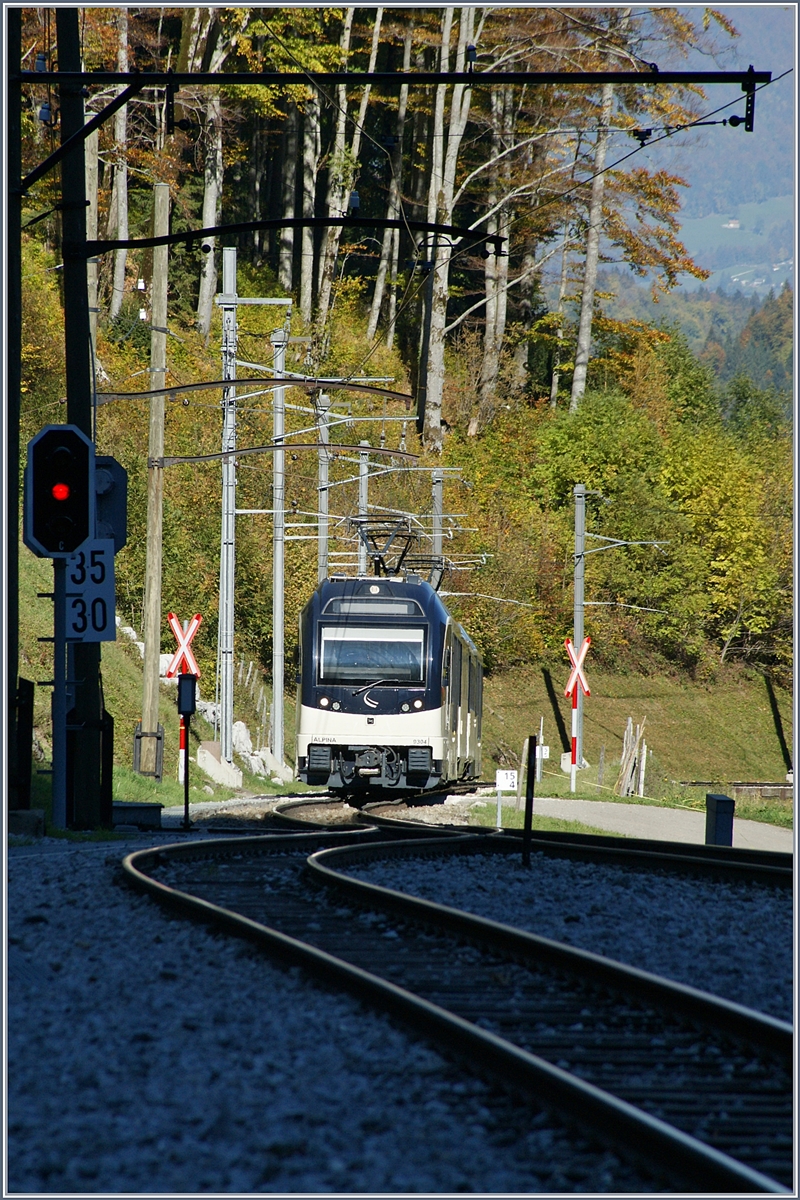 Der MOB Regionalzug 2221 erreicht mit dem Alpina ABe 4/4 9304 an der Spitze Les Cases. 
11. Okt. 2017