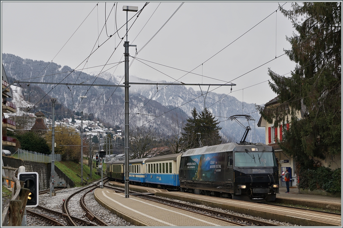 Der MOB Regionalzug 2517 mit der Ge 4/4 Serie 8000 beim Halt in Chernex.
4. Feb. 2016