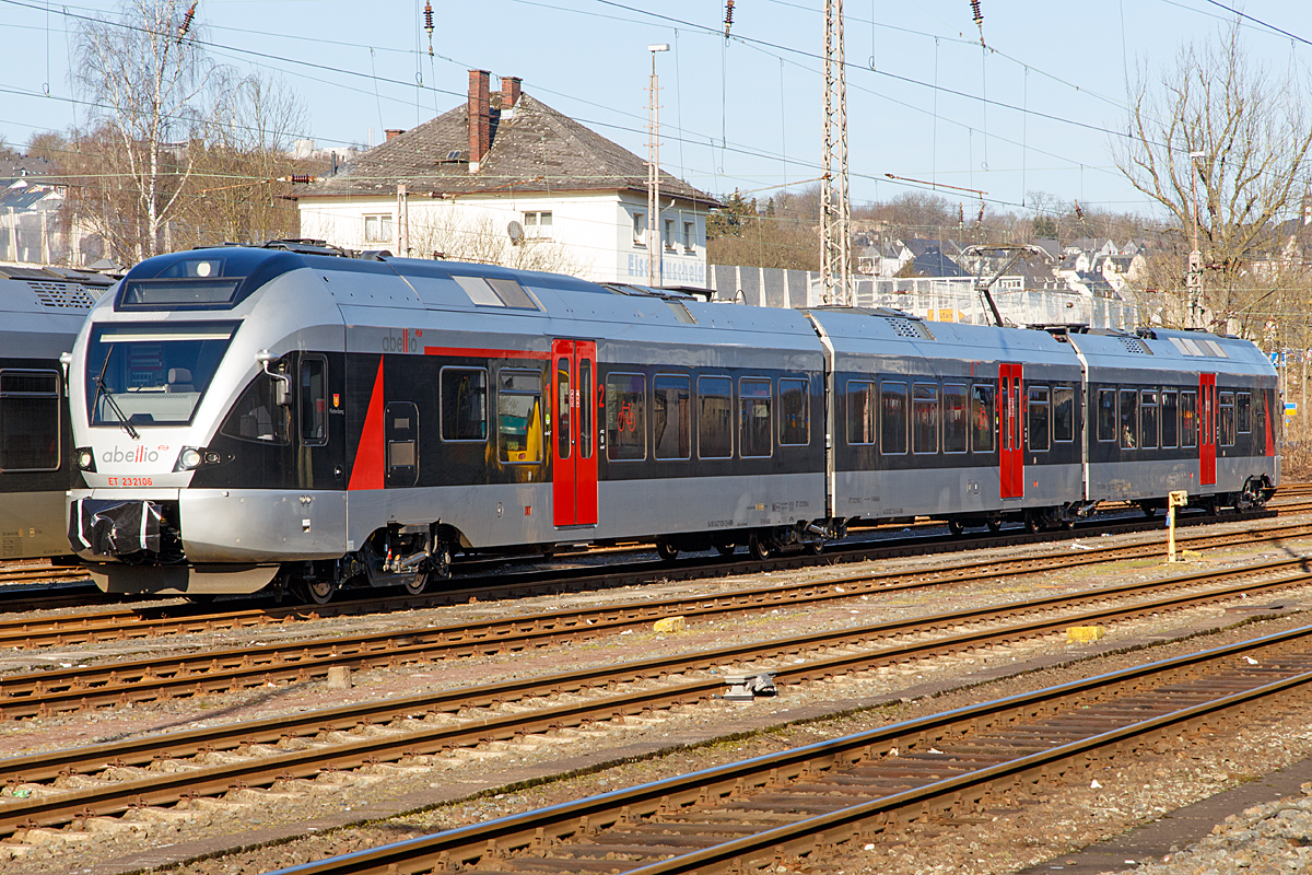 
Der modernisierte 3-teiliger Stadler Flirt ET 23 2106  Plettenberg  (94 80 0427 105-2 D-ABRN / 94 80 0827 105-8 D-ABRN / 94 80 0427 605-1 D-ABRN) der Abellio Rail NRW ist am 15.02.2015 beim Hbf Siegen abgestellt.

Der FLIRT wurde 2007 bei Stadler Pankow GmbH in Berlin unter der Fabriknummern 37674 / 37673 / 37675 gebaut und wurde 2014 modernisiert. Der Triebzug ist von Macquarie Rail (vormals CBRail) geleast bzw. gemietet.

Technische Daten:
Spurweite: 1.435 mm (Normalspur)
Achsformel: Bo'2'2'Bo'
Länge über Scharfenberg-Kupplung: 58.166 mm
Breite: 2.880 mm
Höhe: 4.185 mm
Achsabstände im Drehgestell: 2.700 mm
Triebraddurchmesser: 860/800 mm (neu/abgenutzt)
Laufraddurchmesser: 750/690 mm (neu/abgenutzt)
Dauerleistung am Rad: 2.000 kW
Max. Leistung am Rad: 2.600 kW
Anfahrzugkraft: 200 kN
Max. Beschleunigung bis 80 km/h: 1,01 m/s²
Höchstgeschwindigkeit: 160 km/h
Leergewicht: 100 t
Speisespannung: 15 kV, 16 1/3 Hz
Sitzplätze: 16 (1. Kl.) / 116 (2. Kl.) / 45 Klappsitze

