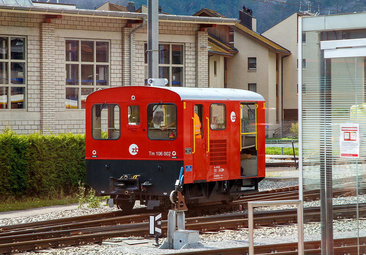 Der modernisierte (Refit) Schienentraktor zb Tm 106 002 (UIC-Nr. 90 85 8257 283-4 CH-ZB), ex zb 172 983-9, ex SBB Brünigbahn Tm 2/2 II – 983, der der zb (Zentralbahn) rangiert am 09.09.2021 in Meiringen. Aufgenommen durchs Fester aus einem Zug.

Der 1.000 mm Dieseltraktor wurde 1966 unter der Fabriknummer 1763 von RACO (Robert Aebi AG, Zürich) als Typ 95 SA3 RS gebaut und an die SBB ausgeliefert. Im Jahr 2018 wurde der Depot-Traktoren Tm II (wie auch der Tm 2/2 II – 597) durch die LSB Lok Service Balmer AG in Hinwil erfolgreich umgebaut und modernisiert (Refit). Die LSB hat folgende Arbeiten an den Fahrzeugen ausgeführt:
•	Einbau eines neuen 4 Zylinder-Dieselmotors Mercedes Benz OM 934 (mit SCR-Modul) 
•	Einbau eines elektrisch regenerierbaren Diesel-Partikel-Filters
•	Umbau & Modifikation des bestehenden Schaltgetriebes auf hydrostatischen Fahr- und Kompressorantrieb 
•	Komplett neue Pneumatik mit dem Einbau einer modernen zentralen Apparatetafel sowie einem neuen modernen Kompressor
•	Komplettumbau der Elektrik mit Einbau einer neuen SPS-Steuerung sowie Neugestaltung der beiden Bedienpulte mit dem Umbau der Beleuchtung auf wartungsarme LED-Technik 
•	Revision sämtlicher mechanischer Teile 
•	Komplette Neulackierung

Die Tm 2/2 II sind kleine zweiachsige Bautraktoren der Schweizerischen Bundesbahnen (SBB) und verschiedener Privatbahnen, die seit 1950 über einen Zeitraum von fast 20 Jahren und in großer Stückzahl beschafft wurden. Sie wurden wie hier in der Schmalspur, aber auch in Normalspur-Ausführung gebaut. Die Rangiertraktoren haben eine gedeckte Ladefläche für den Materialtransport und ein großräumiges, geschlossenes Führerhaus. Der Dieselmotor der Firma Saurer entwickelt eine Leistung von 70 kW, die Höchstgeschwindigkeit beträgt 45 km/h Der Motor treibt über ein mechanisches Getriebe und Ketten beide Achsen an. Die werksseitige Typenbezeichnung bei Aebi war 95 SA3 RS.

TECHNISCHE DATEN:
Spurweite: 1.000 mm
Achsformel:  B
Länge über Kupplung: 6.070 mm
Höchstgeschwindigkeit: 45 km/h (70 km geschleppt)
Installierte Leistung: urspr. 70 kW, heute vermutl. Höher.
Motorentyp:  urspr. Saurer, heute 4 Zylinder-Dieselmotors Mercedes Benz OM 934 
Leistungsübertragung: urspr. mechanisches Viergang-Schaltgetriebe, über Ketten auf beide Achsen, heute hydrostatisch
Kupplungstyp:  Mittelpufferkupplung
