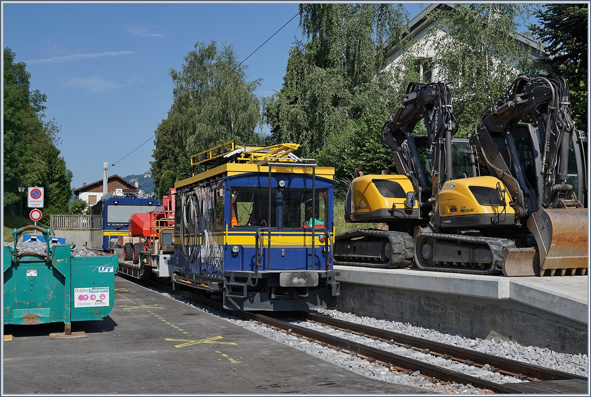 Der MON Tm4 (und weiter hinten eine Gem 2/2) auf dem aufwändig erneuerte Abstellgleis in St-Légier-Gare. Dieses Gleis führte früher bis nach Châtel-St-Denis.

26. Juli 2019