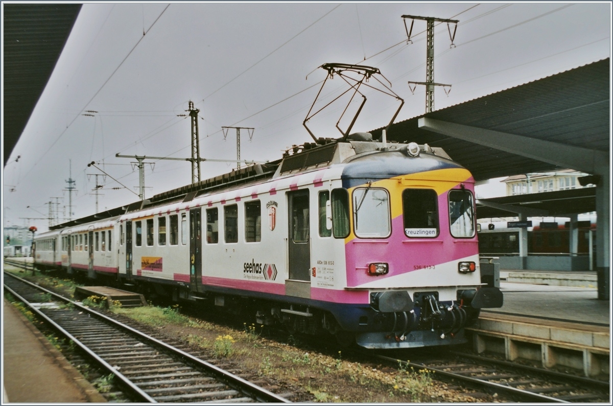 Der MThB ABDe 536 613-3 mit einem Nahverkehrszug nach Kreuzlingen beim Halt in Singen.

5. Mai 2001
