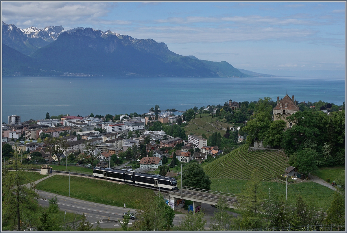 Der MVR /MOB ABeh 2/6 7504  Vevey  verlässt nach einem kurzen Halt Châtelard VD und fährt nach Sonzier weiter. 

10. Mai 2020