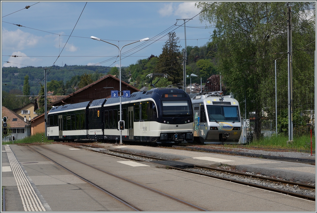 Der MVR SURF ABeh 2/6  7502  Blonay  verlässt Blonay Richtung Vevey.
8. Mai 2016