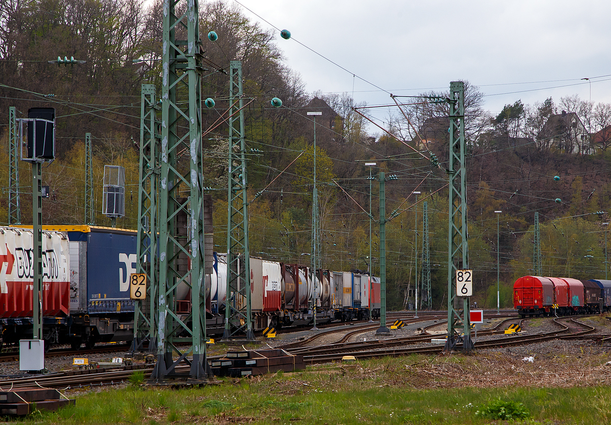 Der Nachschuss zeigt etwas das Bügelfeuer der DB Cargo 152 075-8 (91 80 6152 075-8 D-DB) die am 29.04.2021 mit einem LKV-Zug durch Betzdorf/Sieg in Richtung Köln fährt, aber erstmal im Rbf einen Stopp einlegt.