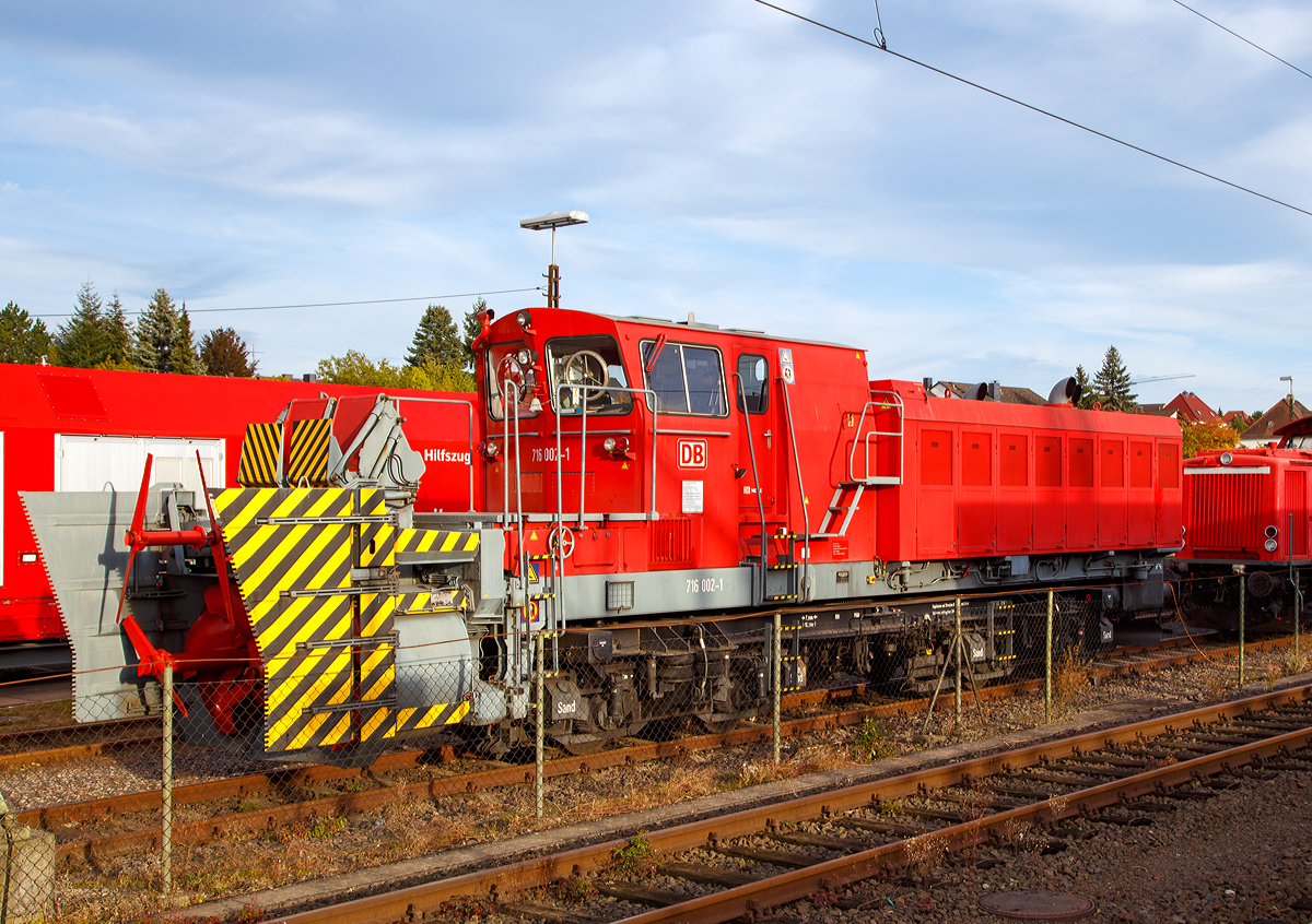 
Der n�chste Winter kann kommen...

Die in Fulda stationierte selbstfahrende Schneeschleuder 716 002-1 der DB Netz AG ist am 05.10.2015 beim DB Werk Fulda abgestellt und konnte vom Bahnsteig fotografiert werden.