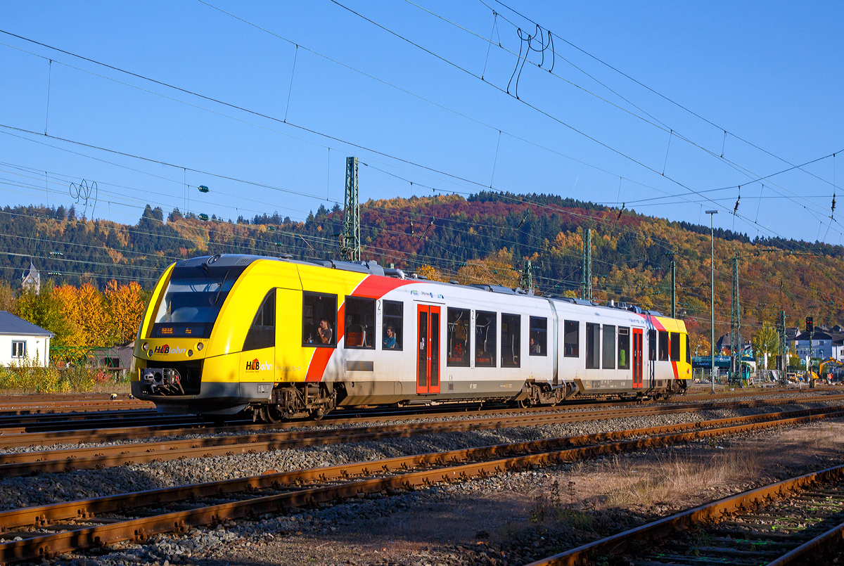 
Der nagelneue VT 507 (95 80 1648 107-8 D-HEB / 95 80 1648 607-7 D-HEB) ein Alstom Coradia LINT 41 der neuen Generation / neue Kopfform der HLB (Hessische Landesbahn GmbH) fährt am 27.10.2015, als RB 95 (Siegen - Betzdorf/Sieg - Au/Sieg), Umlauf HLB61662, vom Bahnhof Betzdorf/Sieg weiter in Richtung Au/Sieg. 

Der Alstom Coradia LINT 41 wurde 2015 von Alstom in Salzgitter unter der Fabriknummer D041418-007 gebaut und an die HLB (BW Siegen) geliefert. Das Abnahmedatum war der 14.07.2015.
