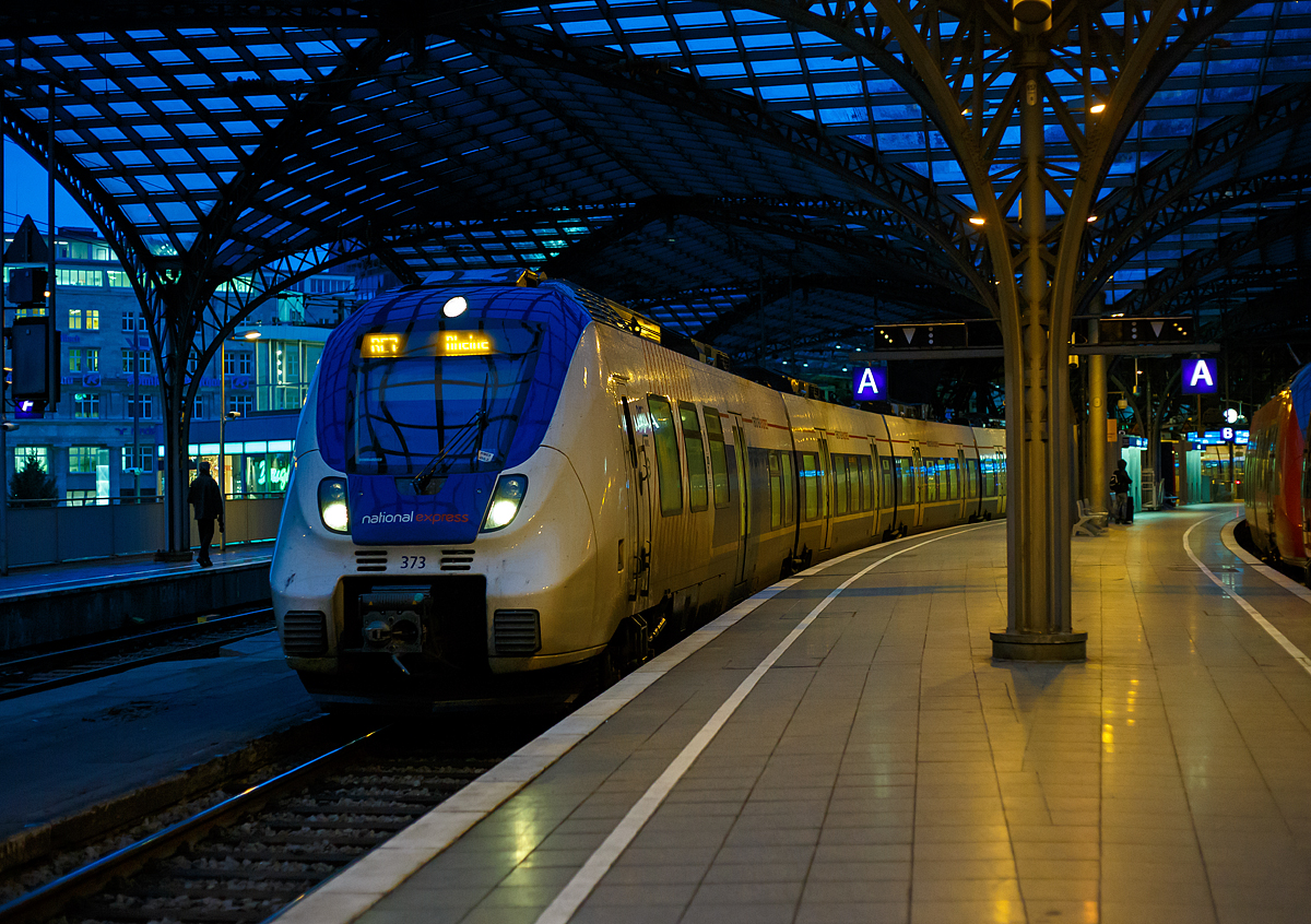
Der National Express ET 373 (94 80 9442 373-8 D-NXG) und ein weiterer (zwei gekuppelte f�nfteilige Bombardier Talent 2) fahren am 28.12.2027 aus dem Hbf K�ln aus. Sie fahren als RE 7  Rhein-M�nsterland-Express  die Verbindung Krefeld - K�ln - Wuppertal - Hagen - Hamm - M�nster - Rheine. 