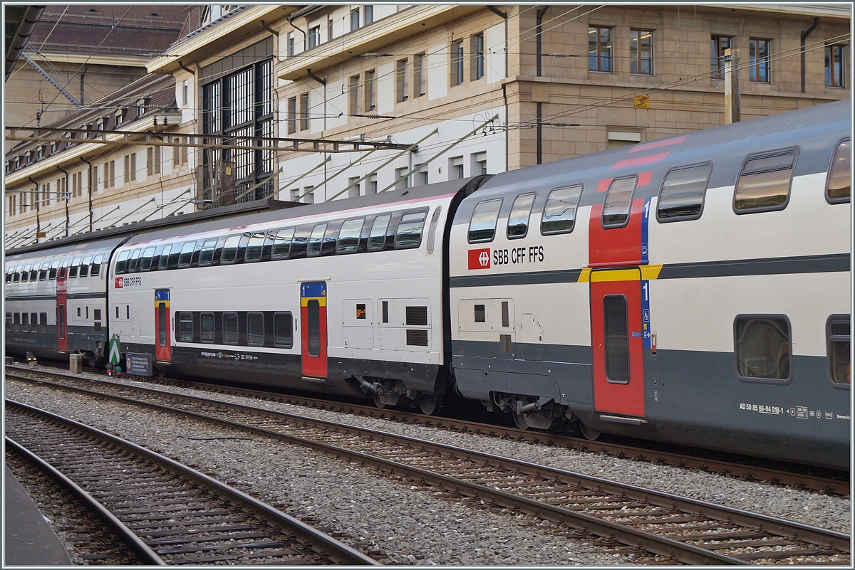 Der neu revidierter Doppelstockwagen (A 50 85 16 94 043-5 CH-SBB) im Detail und auch im Vergleich zu der bisherigne Farbgebung der  Bahn 2000  Doppelstockwagen.

7. Dez. 2020