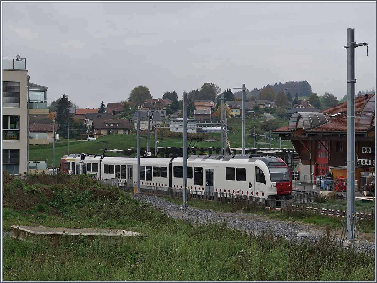 Der  neue  Bahnhof von Châtel St-Denis benötig zur Einführung in die Strecken nach Bulle einen leichten S-Bogen, der wie im Bild zu sehen z.T. etwas östlicher als die zur Zeit betriebene Stecke zu liegen kommt.

28. Okt. 2019