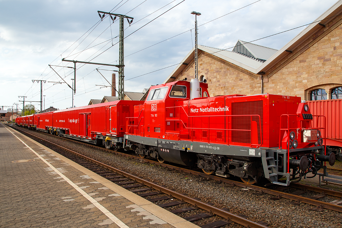 Der neue DB Rettungszug Fulda (früher Tunnelrettungszug) der DB Netz Notfalltechnik am 30.04.2016 in Fulda.

Im Rahmen der neunen Schnellfahrstrecken für den ICE der Deutschen Bundesbahn wurde auch die Notwendigkeit erkannt, auf den tunnelreichen Neubaustrecken besondere Hilfszüge im Havariefall einzusetzen. Ein erster Prototyp wurde am 19.05.88 in Fulda der Öffentlichkeit vorgestellt. Vorgesehen waren sie für die langen Tunnel auf der Neubaustrecke Fulda - Würzburg. Mittlerweile gibt es sechs solcher Züge, die in Hildesheim, Kassel, Fulda, Würzburg, Mannheim und Kornwestheim stationiert sind. Im Ernstfall sollen mit diesen zunächst Tunnelhilfszüge genannten Zügen entsprechend ausgerüstete Feuerwehren und Spezialkräfte schnell zum Unfallort transportiert werden. Dabei ist vorgesehen, dass der Zug bis zur Unfallstelle vorfährt. Im Bedarfsfall kann dieser jedoch geteilt werden, wobei die Lok 2 mit dem Transportwagen 2 quasi im Pendelverkehr evakuierte Personen zur Tunnelausfahrt bringt. Das Konzept der Tunnelhilfszüge wurde in enger Kooperation der Deutschen Bundesbahn, des hessischen Innenministeriums und der Feuerwehr Fulda entwickelt. Da diese Züge natürlich auch bei Unfällen außerhalb von Tunneln eingesetzt werden können, wurde die Bezeichnung zu Beginn der 90er Jahre richtigerweise in Rettungszüge geändert.

Dieser in Fulda stationierte Zug ist der erste Neubauzug (Indienststellung Ende 2015), von sieben neuen Rettungszügen, wobei ein Zug als Reserve vorgesehen ist. Die DB AG hatte im September 2012 einen Vertrag mit den Firmen Dräger und Tatravagonka zur Lieferung von 36 Rettungszugwagen unterzeichnet. Die neuen Züge sollen die seit 1988 bzw. 1990 vorhandenen  Altbau -Züge nach und nach ersetzen. 

Die Loks der neuen BR 714.1 (UCI Nr. 99 80 9 170....D-DB) sind neu grundlegend umgebaute Loks der BR 212 bzw. ex DB V 100.20. Die Ursprungslok ist optisch äußerlich kaum auszumachen, Drehgestelle und Rahmen sind wohl die alten. Ob Motor und Getriebe noch die alten sind kann ich hier nicht sagen. Modernisierung zur  Tunnelhilfszuglok  wurde im Werk Bremen-Sebaldsbrück der DB Fahrzeuginstandhaltungs GmbH durchgeführt. Es ist u.a. das Kompetenzzentrum für die Instandhaltung von Großdieselmotoren.

Der Zug besteht hier (am Tage der Aufnahme) aus folgender Reihung (von vorne nach hinten):
Lok 2 - Diesellok 714 103 - UCI 99 80 9 170 003-4 D-DB 
Transportwagen 2 (D-DB 99 80 9370 157-6) 
Sanitätswagen (D-DB 99 80 9370 152-7)
Löschmittelwagen (D-DB 99 80 9370 021-4)
Gerätewagen (D-DB 99 80 9370 018-0)
Transportwagen 1(D-DB 99 80 9370 104-8) 
Lok 1 - Diesellok Baureihe 714 101 - UCI 99 80 9 170 001-8 D-DB

Der Zug kommt so auf eine Länge über Puffer von 137,82 m. Die Transportwagen haben jeweils einen Steuerstand mit dem der Zug gefahren werden kann
