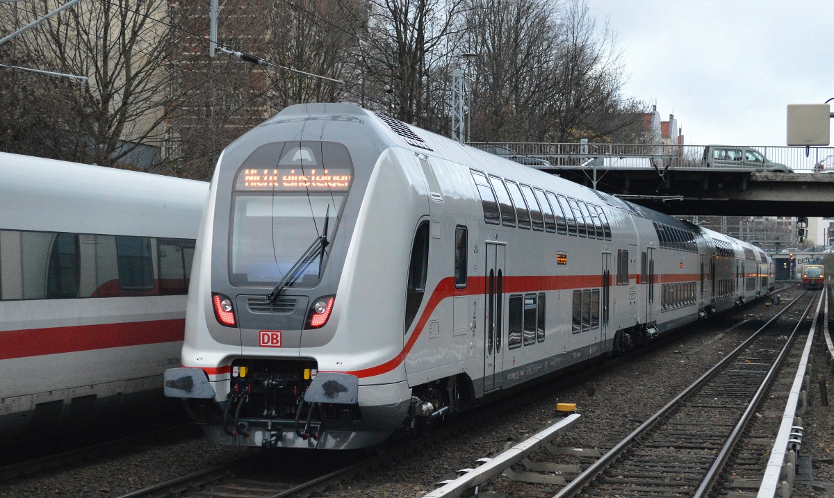 Der neue IC-Doppelstockzug mit dem Twindexx Doppelstocksteuerwagen gezogen von 146 572-3 am 04.12.15 auf Testfahrt Berlin Prenzlauer Allee.