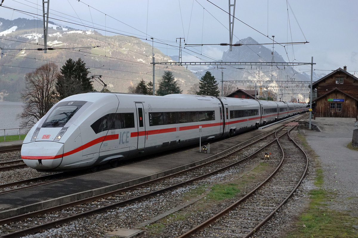 Der neue ICE 4 in der Schweiz.
Ein DB ICE 4 beim Passieren der alten inzwischen aufgehobenen Bahnstation Leissigen am Thunersee in der Schweiz im Berner Oberland am 4. Dezember 2020.
Foto: Walter Ruetsch