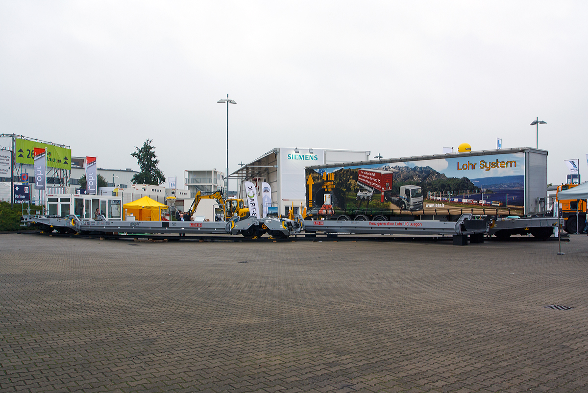 Der neue Lohr Taschenwagen der Gattung Sdmrs, ein Endwaggon UIC 1 der  3. Generation (33 87 4978 000-9 F-LOHR TEN) pr�sentiert auf der InnoTrans 2014 in Berlin (26.09.2014). 

Technische Daten:
Spurweite: 1.435 mm
Anzahl der Achsen: 6 in 3 Drehgestellen
Drehgestelltypen: Y33 / Y25 / Y33
Laufraddurchmesser: Y33 = 840 mm / Y25 = 920 mm
Achsabstand im Drehgestell: Y33 = 2.000 mm / Y25 = 1.800 mm
Drehzapfenabst�nde: 14.400 mm
Wagenl�nge: 33.870 mm
Eigengewicht: 31,7 t
Nutzlast: 75,3 t
Max. Auflieger Gewicht: 38 t
Kleinster befahrbarer Gleisbogen: 135 m