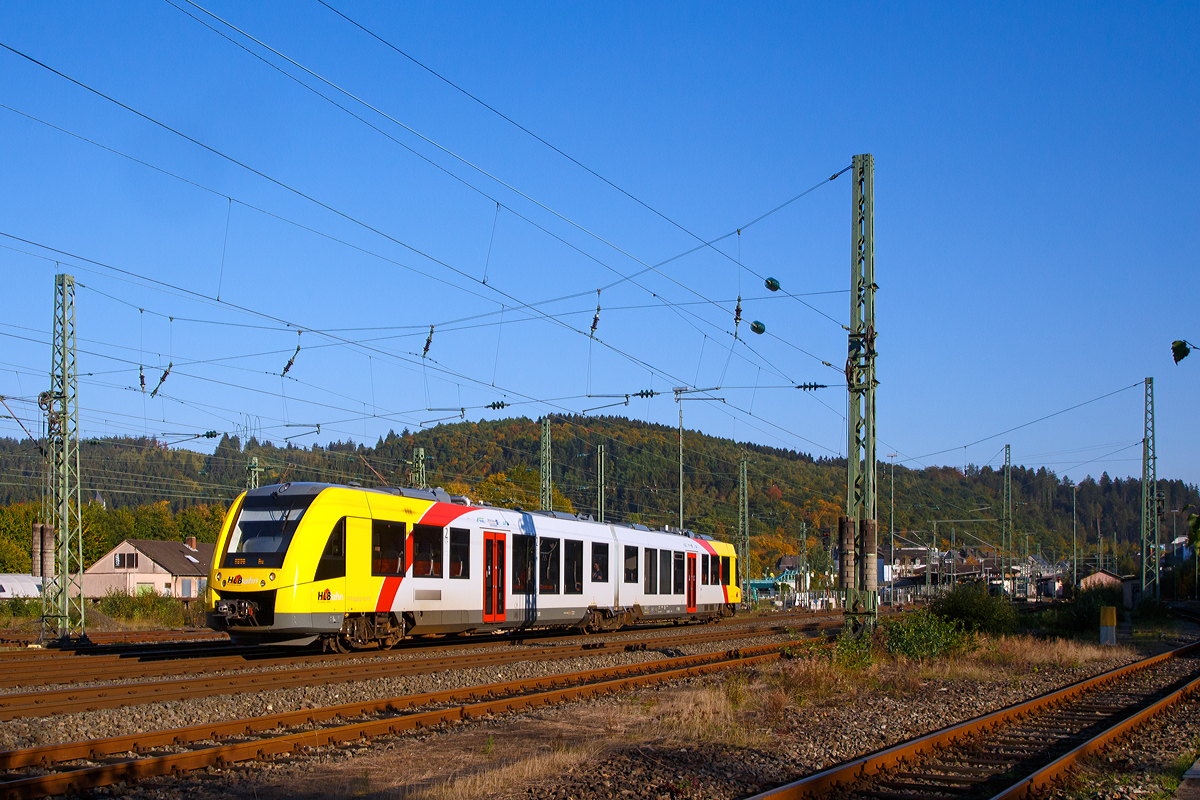 
Der neue VT 501 (95 80 1648 101-1 D-HEB / 95 80 1648 601-0 D-HEB) ein Alstom Coradia LINT 41 der neuen Generation / neue Kopfform der HLB (Hessische Landesbahn GmbH) fährt am 10.10.2015, als RB 95 (Siegen - Betzdorf/Sieg - Au/Sieg), Umlauf HLB92898, vom Bahnhof Betzdorf/Sieg weiter in Richtung Au/Sieg.

Nochmals einen lieben Gruß an den netten Triebwagenführer zurück. 