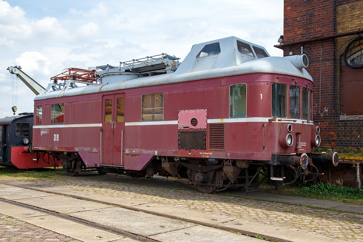 
Der Oberleitungsrevisionstriebwagen ex DR 188 001-2 ORT, ex 708 001-3, ex DR ORT 135 701, ex Magdeburg 700 001, der Magdeburger Eisenbahnfreunde e.V. am 21.05.2016 beim Familienfest der Magdeburger Eisenbahnfreunde im Wissenschaftshafen Magdeburg.

Der Oberleitungsrevisionstriebwagen wurde 1956 von dem VEB Waggonbau Görlitz gebaut und als Magdeburg 700 001 an die DR ausgeliefert.

Als die Deutsche Reichsbahn in der DDR ihr elektrisches Streckennetz wieder errichtete und erweiterte, brauchte sie ein Fahrzeug zur Instandhaltung und Wartung der Oberleitungsanlagen. So wurden im Waggonbau Görlitz 1956 insgesamt 3 und 1959 nochmal 2 Triebwagen gebaut. Bis 1958 waren die ersten Fahrzeuge als Magdeburg 700 001, Magdeburg 700 002 und Halle 701 427 bezeichnet, dann erfolgte die Umzeichnung in ORT 135 701 bis 703. Die 1959 ausgelieferten Fahrzeuge erhielten sofort die Bezeichnungen ORT 135 705 und 706. Die fehlende Nummer ORT 135 704 war durch einen Niederländischen Vorkriegsturmwagen belegt, der bis dahin unter Halle 157 859 geführt wurde. 1970 stellte die DR die Fahrzeuge auf ein EDV-gerechtes Nummernschema um und bezeichnete sie fortan als 188 001–003 und 188 005–006. Die letzte Umzeichnung fiel auf den 1. Januar 1992 und brachte die Nummern 708 001–003 und 708 006 hervor, der 188 005 wurde nicht mehr umgezeichnet, da dieser bereits zum 1. März 1990 aus dem Betriebsdienst ausschied.

Der 13,1 m lange ORT wird über zwei in der Fahrzeugmitte liegende Schiebetüren betreten, hier gelangt man direkt in den 6,8 m langen Werkstattraum, in dem sich auch der Beobachtungsdom und die Toilette befindet, vorbei am Dom gelangt man durch eine Drehtür in den Führerstand 1 und vorbei an der Toilette wiederum durch eine Tür in den 2,7 m langen Aufenthaltsraum mit Schränken, einem Tisch und Stühlen, von diesem Raum abgetrennt ist der zweite Führerstand. Auf dem Dach sind der Beobachtungsdom, der auch als Ausstieg dient, die Hubarbeitsbühne und der Meßstromabnehmer RBS 58 angeordnet. Dieser Bügel dient neben der Kontrolle des Zick-Zack-Laufs und der Höhenmessung des Fahrdrahts auch der Erdung, ohne die ein Ausstieg nicht möglich und auch lebensgefährlich ist. Die zwischen Bügel und Dom gelegene Hubarbeitsbühne lässt sich um 1.600 mm heben und zu beiden Seiten mechanisch um 90 Grad schwenken, sie besitzt die Ausmaße 3.740 mm auf 1.970 mm.

TECHNISCHE DATEN:
Spurweite:  1.435 mm (Normalspur)
Achsformel: A1
Länge über Puffer:  13.100 mm 
Achsabstand:  7.000 mm 
Höhe:  3.754 mm
Breite:  2.948 mm
Leergewicht:  ca. 25 t 
Max. Zuladung:  ca. 1 t   
Höchstgeschwindigkeit: 70 km/h
Höchstgeschwindigkeit:  70 km/h
Installierte Leistung:  103 kW (140 PS)
Motorentyp: 6-Zylinder-Dieselmotor  6 KVD 14,5 SRW (urspünglich Typ EM 6–20–7 mit 100 PS)
Leistungsübertragung:  Mechanisch
Bremse:  Kp, Spindelhandbremse