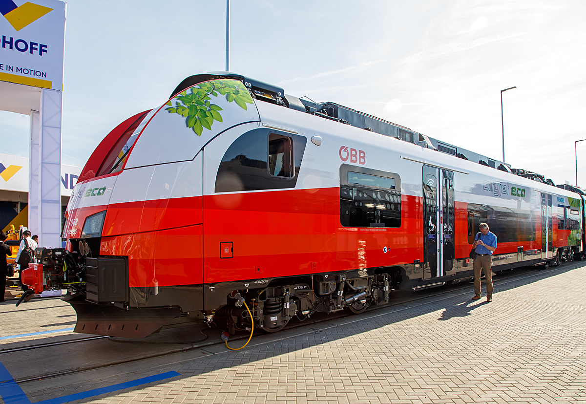 
Der ÖBB Cityjet eco eine Innovation auf Schiene....
Siemens und ÖBB präsentierte auf der InnoTrans 2018 in Berlin (hier 18.09.2018) mit dem ÖBB 4746 049 den Prototyp ÖBB Cityjet eco, ein elektro-hybriden Siemens Desiro ML, eine Innovation auf der Schiene.

ÖBB und Siemens setzen mit dem Cityjet eco neue Maßstäbe auf nicht-elektrifizierten Strecken im Nah- und Regionalverkehr. Mit diesem Zug kann künftig eine nachhaltige Alternative zu Dieselfahrzeugen abseits der Hauptverkehrsrouten geboten werden.

Der Cityjet eco ist eine Alternative für nicht-elektrifizierte Strecken, die heute größtenteils mit dieselbetriebenen Personenzügen befahren werden. Siemens entwickelt einen elektro-hybriden Batterieantrieb, der es möglich macht, dass der Zug auf elektrifizierten Strecken Energie über seinen Stromabnehmer aufnimmt und gleichzeitig in den neu mitgeführten Batterien speichert. Diese Energie kann für den Betrieb auf nicht-elektrifizierten Strecken genutzt werden. Sobald der Zug die elektrifizierte Strecke verlässt, speisen die Batterien das Energieversorgungssystem des Zuges (bis zu ca.80 km). Gemeinsam mit den ÖBB wird diese Technologie nun in einem Pilotprojekt in den kommenden Monaten in der Praxis auf Herz und Nieren geprüft und zur Serienreife weiterentwickelt.

Das Pilotprojekt wird mit einem Zug aus der aktuell für die ÖBB laufenden Serienproduktion des Siemens Desiro ML umgesetzt. Die Bauweise des Fahrzeuges ermöglicht es, zusätzliche Dachlasten aufzunehmen. Damit sinkt die ansonsten branchenweit übliche Liefer- und Fertigungszeit eines Neufahrzeugs von bis zu 36 Monaten auf weniger als die Hälfte.

Die laufende Serienfertigung des ÖBB Cityjets eröffnete die Möglichkeit einer kurzfristigen Entnahme eines Fahrzeugs sowie dessen Umbau zu einem Akku-Triebzug und kurzfristigen Einsatz als Prototypzug im Rahmen einer Erprobungsphase. Die Batterieanlage am Mittelwagen des umgebauten Triebfahrzeuges ÖBB 4746 049 / 549 der Serie DESIRO ML umfasst drei Batteriecontainer, zwei DC/DC-Steller, einen Batteriekühler sowie weitere Elektronikbauteile. Zum Einsatz kommen Lithium-Titanat-Batterien (LTO-Technologie). Diese modifizierten Batterien erlauben – verglichen mit herkömmlichen Lithium-Ionen-Batterien – deutlich höhere Ladeströme zur Schnellladung. Die Lebensdauer der Batterien soll bei Serienreife rund 15 Jahre betragen, was zur Folge hätte, dass sie über die Gesamtnutzungsdauer des Zuges nur einmal gewechselt werden müssen.

TECHNISCHE DATEN:
Spurweite:1.435 mm
Achsfolge: Bo‘Bo‘+2‘2‘+Bo‘Bo‘
Länge (über Kupplung): 75.152 mm
Drehzapfenabstand: 16.240 mm
Achsabstand im Drehgestell: 2.300 mm
Antriebsleistung: 2.600 kW (ca. 1.300kW im Batterie-Modus)
Höchstgeschwindigkeit: 140 km/h (120 km/h im Batterie-Modus)
Installierte Batteriekapazität: 528 kWh
Anfahrbeschleunigung1,0 m/s² (0.77 m/s² im Batterie-Modus)
Stromsystem: 15 kV 16,7 Hz AC / 25 kV, 50 Hz AC
Fußbodenhöhe: 600 mm
Fahrgastkapazität: 244 Sitzplätze 
Max. Achslast: kleiner 17 t 
