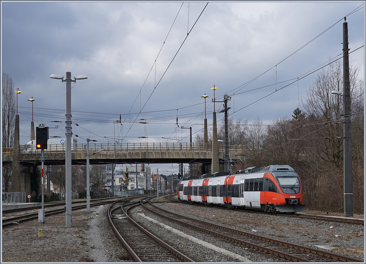 Der ÖBB ET 4024 017-8 verlässt Bregenz in Richtung Feldkirch. 

16. März 2018