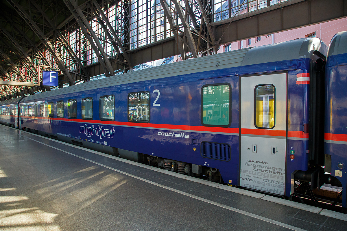 Der �BB Nightjet 2.Klasse Liegewagen, A-�BB 73 81 59-91 103-6 der Gattung Bcmz Z1, eingereiht in die leere Nightjet-Zuggarnitur (NJ 421/40421), bei der Zugdurchfahrt nach K�ln-Deutzerfeld am 01.06.2019 im Hbf K�ln. Der Zug hatte kurz Hp 0.

Der Wagen wurde 1991 von den Jenbacher Werke gebaut. 

TECHNISCHE DATEN:
Spurweite: 1.435 mm
L�nge �ber Puffer: 26.400 mm
Wagenkastenl�nge: 26.100 mm
Wagenkastenbreite: 2.818 mm
H�he �ber Schienenoberkante: 4.250 mm
Drehzapfenabstand: 19.000 mm
Achsstand im Drehgestell: 2.500 mm
Leergewicht: 52 t;
H�chstgeschwindigkeit: 200 km/h
Pl�tze: max. 54 
Abteile:  9 � 6 Personen (sind aber auch als 4er Abteile buchbar)
Toiletten: 2
Waschr�ume: 2
Dienstraum: ja
Bremse: O-PR-Mg (D)
