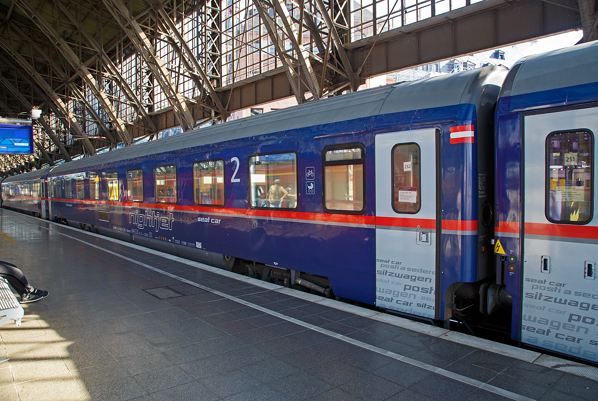 Der �BB Nightjet 2.Klasse Sitzwagen mit einen behindertengerechtem Liegeabteil und Fahrradabteil, A-�BB 61 81 28-91 105-3 der Gattung Bbmvz, eingereiht in die leere Nightjet-Zuggarnitur (NJ 421/40421), bei der Zugdurchfahrt nach K�ln-Deutzerfeld am 01.06.2019 im Hbf K�ln. Der Zug hatte kurz Hp 0.

12 dieser Sitzwagen Bbmvz 61 81 28-91 102 … 144 wurden von 2007 bis 2010 aus Amz 19-70.1 (SGP 1982) umgebaut. Dabei wurde ein behindertengerechtes Liegeabteil und eine rollstuhlgerechte Toilette eingerichtet, am anderen Wagenende ein Bereich f�r die Fahrradbef�rderung. Diese Wagen laufen in den Z�gen von Innsbruck/Wien nach Deutschland. Diese Wagen bieten in sechs Abteilen 36 Sitzpl�tze und zwei rollstuhlgerechte Pl�tze.

TECHNISCHE DATEN:
Spurweite: 1.435 mm
L�nge �ber Puffer: 26.400 mm
Wagenkastenl�nge: 26.100 mm
Wagenkastenbreite: 2.818 mm
H�he �ber Schienenoberkante: 4.250 mm
Drehzapfenabstand: 19.000 mm
Achsstand im Drehgestell: 2.500 mm
Leergewicht: 47 t;
H�chstgeschwindigkeit: 200 km/h
Sitzpl�tze: 38 (die 2 behindertengerechten Pl�tze als Liegepl�tze m�glich)
Abteile:  6 � 6 Personen / 1 � 2 Personen
Toiletten: 1 (behindertengerecht)
Dienstraum: nein
Gep�ckraum: 6 Fahrradpl�tze
Bremse: O-PR-Mg (D)