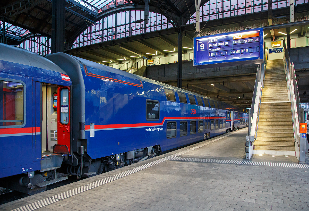 
Der �BB Nightjet Doppelstock-Schlafwagen A-�BB 61 81 76-94 322-2 WLABmz, am 21.05.2018, eingereiht im �BB Nightjet (NJ40470 / NJ 470), im Bahnhof Basel SBB.

In den Z�gen Wien – Z�rich und Z�rich – Berlin setzen die �BB 10 Doppelstock-Schlafwagen ein, die 1995 von SGP, Talbot und Schindler Waggon AG an die City Night Line CNL AG geliefert wurden. 5 WLBmz 61 81 76-94 215 bis 219 sowie 5 WLABmz 61 81 76-94 321 bis 325. Die �BB �bernahmen diese Wagen bei ihrem Ausscheiden aus der CNL AG und modernisierten sie 2009 mit luftgefederten Drehgestellen vom Typ SGP 400.

Dieser WLABmz hat je 4 Deluxe-Abteile mit eigenem Bad, 9 Zweibett- und 2 Vierbettabteile. Die Vierbettabteile werden heute nur in Dreibettbelegung genutzt und teilweise als Dienstabteil reserviert. 

TECHNISCHE DATEN:
Spurweite: 1.435 mm
L�nge �ber Puffer: 26.900 mm
Drehzapfenabstand: 19.900 mm
Achsstand im Drehgestell: 2.500 mm 
Wagenkastenbreite: 2.800 mm
Wagenh�he: 4.320 mm
Drehgestelle: SGP 400 (luftgefedert)
Raddurchmesser: 920 mm (neu) / 860 mm (abgenutzt)
Gewicht: ca. 60 t
H�chstgeschwindigkeit: 200 km/h
kleinste befahrbare Gleisbogen: R = 150 m
Pl�tze/Betten: 34 
Oberstock:  4 Abteile  Deluxe  (2 Betten, Dusche und WC im Abteil) und 1 klassisches Abteil in der Mitte (2 Betten). 
Unterstock:  8 Abteile mit je 2 Betten und 2 Abteile mit je 4 Betten
