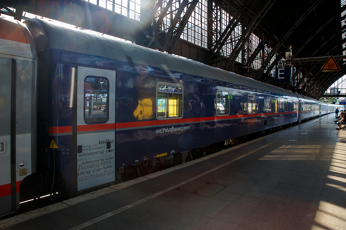 Der �BB Nightjet Schlafwagen, D-�BB 61 80 72-90 014-4 der Gattung WLABmz 173.1 eingereiht in die leere Nightjet-Zuggarnitur (NJ 421/40421), bei der Zugdurchfahrt nach K�ln-Deutzerfeld am 01.06.2019 im Hbf K�ln. Ein ehemaliger DB City Night Line (CNL) RIC-Wagen des Typs T2s. Der Zug hatte kurz Hp 0.

Der Wagen wurde 2004 von der Siemens SGP Verkehrstechnik im Werk Graz (ex Simmering-Graz-Pauker AG) f�r die DB Fernverkehr AG gebaut. Nach der Einstellung CityNightLine-Z�ge (CNL) der DB Fernverkehr AG im Dezember 2016 ging er an die �BB Nightjet. Registriert ist der Wagen weiter in Deutschland, Heimatbahnhof ist Wien Hbf. 

TECHNISCHE DATEN:
Gattung/Bauart: WLABmz 173.1
Gebaute Wagen: 42
Nummernbereiche: 61 80 72-90 001 bis 042
Spurweite: 1.435 mm
L�nge �ber Puffer: 26.400 mm
Wagenkastenl�nge: 26.100 mm
Wagenkastenbreite: 2.818 mm
H�he �ber Schienenoberkante: 4.250 mm
Drehzapfenabstand: 1: 000 mm
Achsstand im Drehgestell: 2.500 mm
Drehgestellbauart: SGP 400
Leergewicht: 56 t;
H�chstgeschwindigkeit: 200 km/h
Sitzpl�tze:  36
Abteile: 12
Toiletten: 2 zzgl. 3 in den in den Deluxe-Abteilen, geschlossenes System
Dienstraum: ja
Bremse: KE-GPR-Mg (D) [ep] [NB�]
