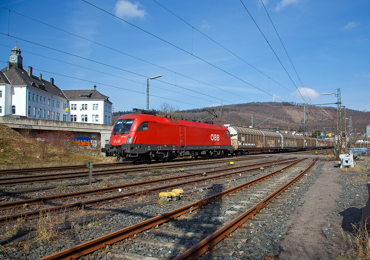 Der ÖBB  Taurus 2“ 1116 067 (A-ÖBB 91 81 1116 067-0) fährt am 16.03.2022 mit einem gemischten Güterzug durch Niederschelden in Richtung Köln.

Die Elektrische Universallokomotive vom Typ Siemens ES64U2 wurde 2002 von Siemens unter der Fabriknummer 20496 und als 1116 067-8 an die ÖBB - Österreichische Bundesbahnen geliefert.
