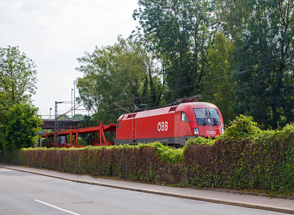 
Der �BB Taurus II (Siemens ES64U2) 1116 123-1 (91 81 1116 123-1 A-�BB) f�hrt am 17.06.2018 mit einem leeren Autozug durch Freising in Richtung M�nchen.