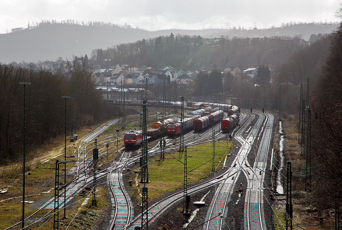 Der Orkan „Ylenia“ tobte in der Nacht vom 16. auf 17.02.2022 im Land, der Bahnverkehr ist beeinträchtigt, so war auf die Siegstrecke KBS 460 bei Niederhövels ein Baum auf die Gleise gestürzt.

Blick auf den Rangierbahnhof (Rbf) Betzdorf/Sieg (von der Brücke in Betzdorf-Bruche) am 17.02.2022, auch hier sieht man auch die Auswirkung von „Ylenia“. Zwei von TRAXX F140 AC1 der DB Cargo bespannte Güterzüge sind abgestellt. Es waren links die 185 074-2 und rechts die Frankreich taugliche 185 033-8. Wobei die beiden Lokführer der DB Cargo wohl Feierabend machen konnten, da die Züge im Rbf abgestellt waren. Nicht wie bei dem Lokführer der RTB CARGO über 7 Stunden in Scheuerfeld (Sieg) warten musste. Da wird es wohl mit der maximalen Schichtzeit nicht hin hauen.