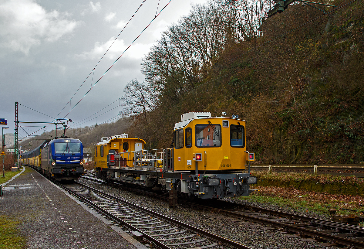 Der Orkan „Ylenia“ tobte in der Nacht vom 16. auf 17.02.2022 im Land, der Bahnverkehr ist beeinträchtigt, so war auf der Siegstrecke KBS 460 bei Niederhövels ein Baum auf die Gleise gestürzt. 

Das Gleisarbeitsfahrzeug „Hummel“ 746 014 (99 80 9110 014-4 D-DB), ein neues Plasser & Theurer GAF (der MISS-Plattform) der DB Netz AG (Netz Instandhaltung) ist am 17.02.2022 wieder auf der Rückfahrt von der Störungsstelle bei Niederhövels nach Siegen, hier fährt er durch Scheuerfeld. Das GAF war wohl für die Beseitigung des Baumes zuständig.  

Links steht noch, seit über 7 Stunden die an die RTB CARGO vermietete Siemens Vectron MS 193 565 (91 80 6193 565-9 D-ELOC) der ELL Germany GmbH (European Locomotive Leasing), mit einem sehr langen Doppelstock- Autotransportzug der ARS Altmann AG (mit Wagen der Gattung Hccrrs). Eigentlich sollte der Zug schon im Rbf Betzdorf (Sieg) stehen bleiben, aber der Zug war zu lange und hätte sonst schon eine Weiche blockiert. Da der Zug aber nicht im Rbf Betzdorf abgestellt war, durfte er nun auch (in Richtung Köln) losfahren. Der übrige Zugverkehr zwischen Siegen und Au (Sieg) wurde aber noch nicht freigegeben, da die zweite Oberleitung noch instandgesetzt werden musste.