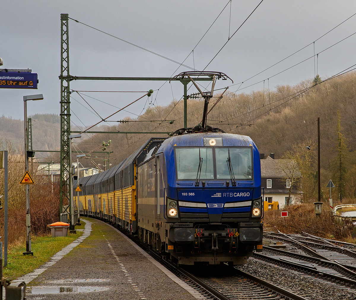 Der Orkan „Ylenia“ tobte in der Nacht vom 16. auf 17.02.2022 im Land, der Bahnverkehr ist beeintr�chtigt, so war auf der Siegstrecke KBS 460 bei Niederh�vels ein Baum auf die Gleise gest�rzt. 

So steht schon �ber 7 Stunden die an die RTB CARGO vermietete Siemens Vectron MS 193 565 (91 80 6193 565-9 D-ELOC) der ELL Germany GmbH (European Locomotive Leasing), mit einem sehr langen Doppelstock- Autotransportzug der ARS Altmann AG (mit Wagen der Gattung Hccrrs), am 17.02.2022 im Bahnhof Scheuerfeld (Sieg). Aber gleich geht es weiter. Eigentlich sollte der Zug schon im Rbf Betzdorf (Sieg) stehen bleiben, aber der Zug war zu lange und h�tte sonst schon eine Weiche blockiert. 

Nochmals einen lieben Gru� an den netten Lokf�hrer zur�ck und danke f�r die freundlichen Informationen. Ich hoffe er ist gut angekommen und hatte keine weiteren Aufenthalte bzw. Unterbrechungen.