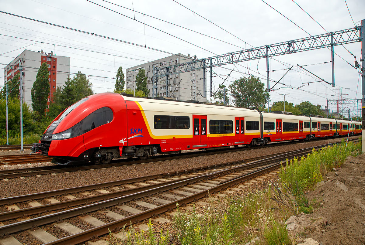 
Der Pesa Elf 27WE-006 (2 160 036-4) der SKM Warszawa (Szybka Kolej Miejska w Warszawie, deutsch Stadtschnellbahn Warschau) erreicht am 26.06.2017 als S 9 bald den Bahnhof Warszawa Gdańskain (in Warschau). 

Die Pesa Elf (Eelectric low floor) sind 3000 V DC Niederflur-Triebzüge, welche von der Pojazdy Szynowe Pesa Bydgoszcz SA (Pesa; deutsch Schienenfahrzeuge Bromberg AG) entwickelt und gebaut wurden. Hier die 27WE sind 6-teilige Züge.

TECHNISCHE DATEN (Pesa 27WE):
Spurweite: 1.435 mm (Normalspur)
Achsfolge: Bo'2'Bo'2'Bo'2'Bo'
Länge über Puffer: 107,85 m
Breite: 2.880 mm
Höhe: 4.280 mm
Treib- und Laufraddurchmesser (neu): 850 mm
Drehgestelltypen: Endantreibsdrehgestelle 27MNb, Jacobs-Motor-Drehgestelle 30MNb und Jacobs-Lauf-Drehgestelle 40ANb
Einstiegshöhe: 760 bis 800 mm
Eigengewicht: 190,5 t
Höchstgeschwindigkeit: 160 km/h
Motoren: 8 Asynchron-Drehstrommotor vom Typ TSA TMF 50-29-4
Leistung: 8×400 kW = 3.200 kW
Max. Leistung: 4.000 kW
Stromsystem: 3000 V DC (Oberleitung)
Pantograph: DSA 150-PKP

