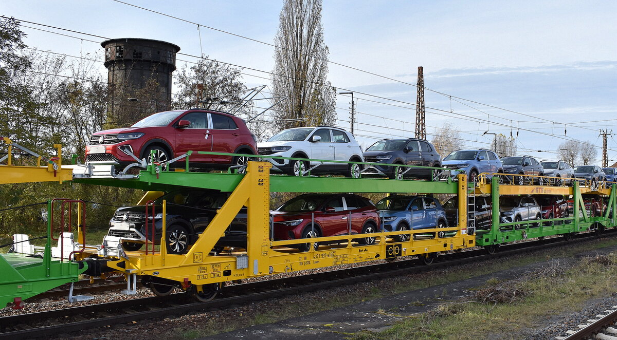 Der polnische Ableger der deutschen STL Logistik AG, die Fa. STL Logistic sp. z o o. in Kooperation mit CLIP Intermodal sp. z o.o. mit diesen recht bunten PKW-Transportwageneinheiten mit deutscher Registrierung, im Bild der Wagen mit der Nr. 37 TEN 80 D-STSL 4371 937-8 Laaers (GE) beladen mit fabrikneuen VW PKW-Modellen in einem Ganzzug Richtung Polen am 13.11.25 Höhe Bahnhof Frankfurt/Oder.